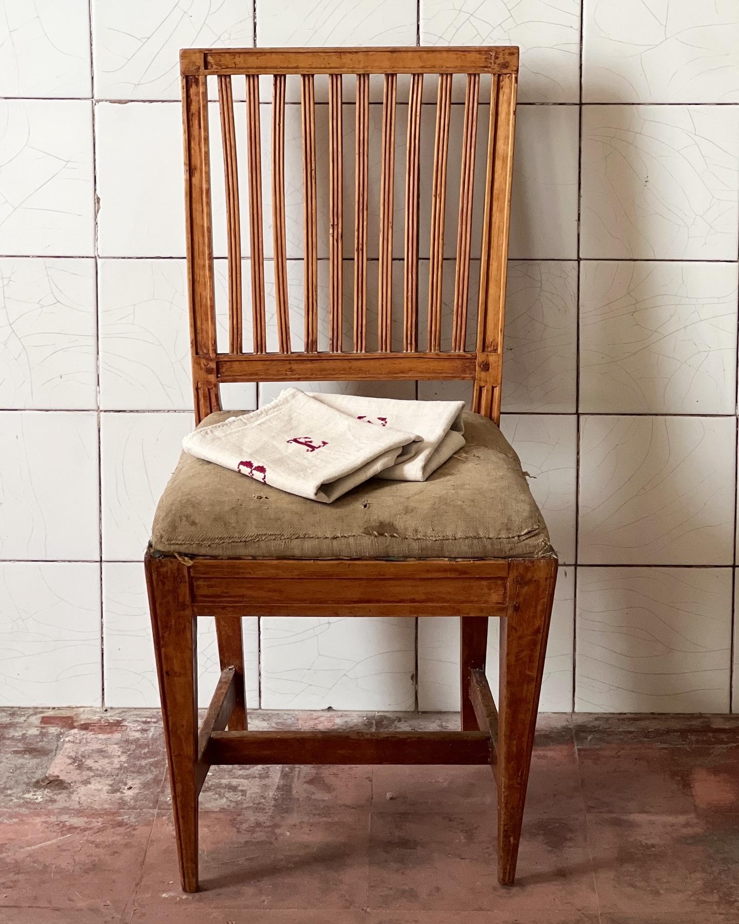 Pair of unique Swedish late 18th century chairs rough linen sittings Gustavian For Sale 6