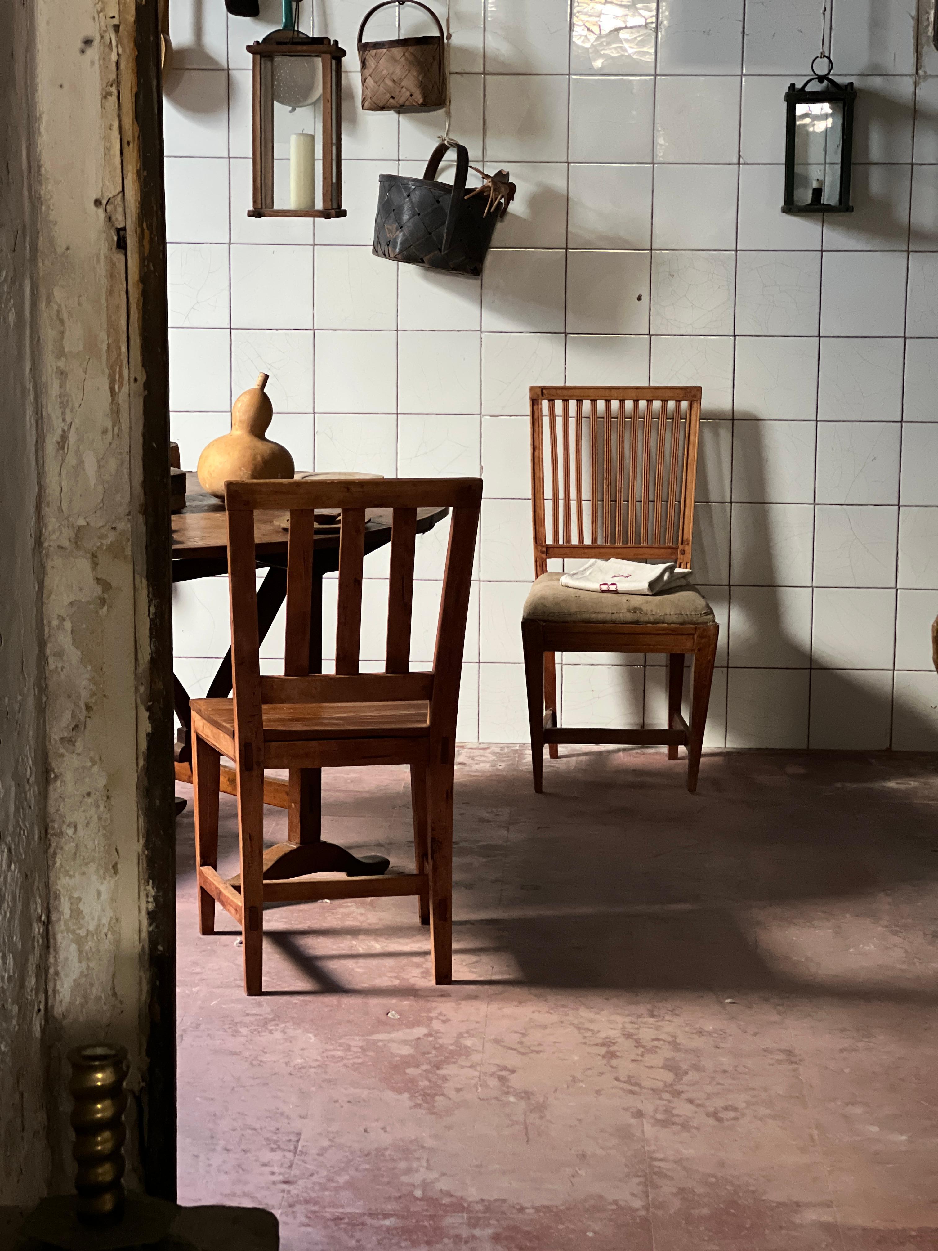 Pair of unique Swedish late 18th century chairs rough linen sittings Gustavian For Sale 7
