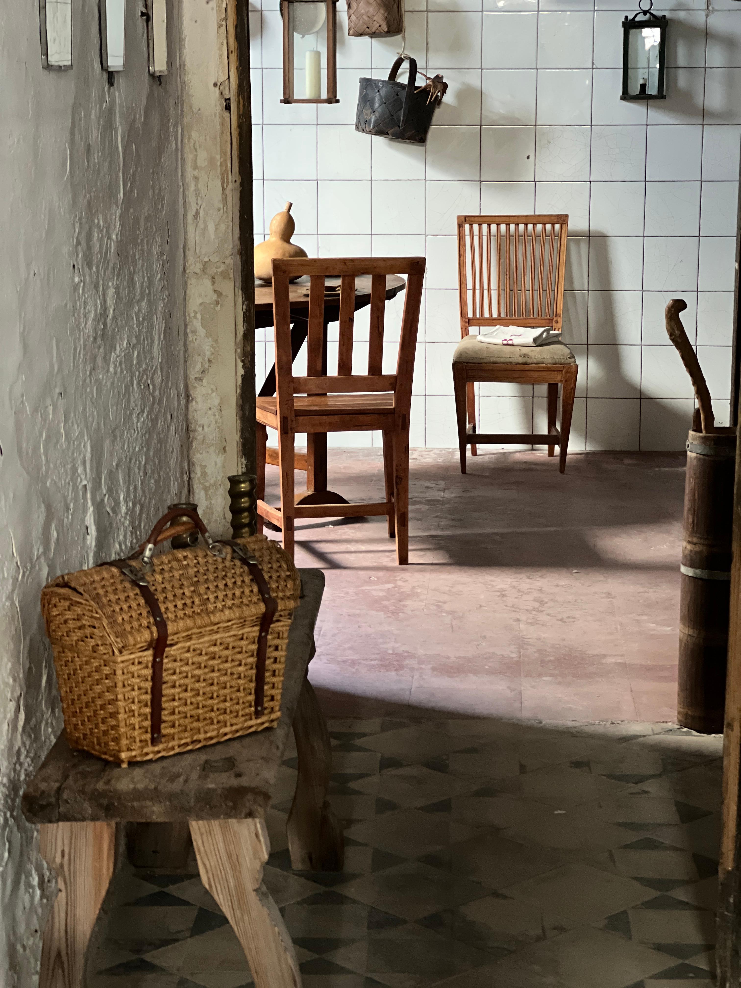 Pair of unique Swedish late 18th century chairs rough linen sittings Gustavian For Sale 8
