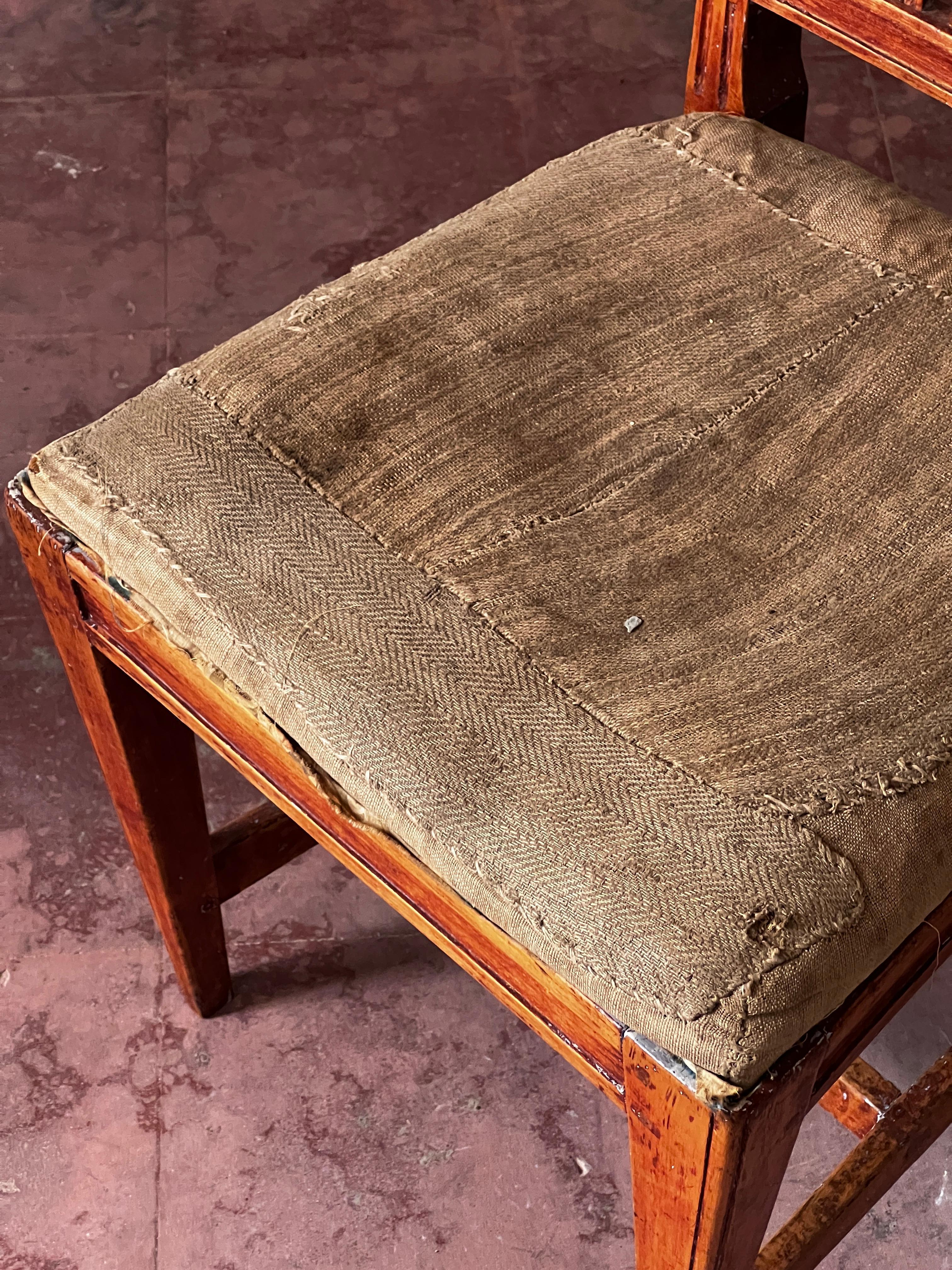 Hand-Carved Pair of unique Swedish late 18th century chairs rough linen sittings Gustavian For Sale