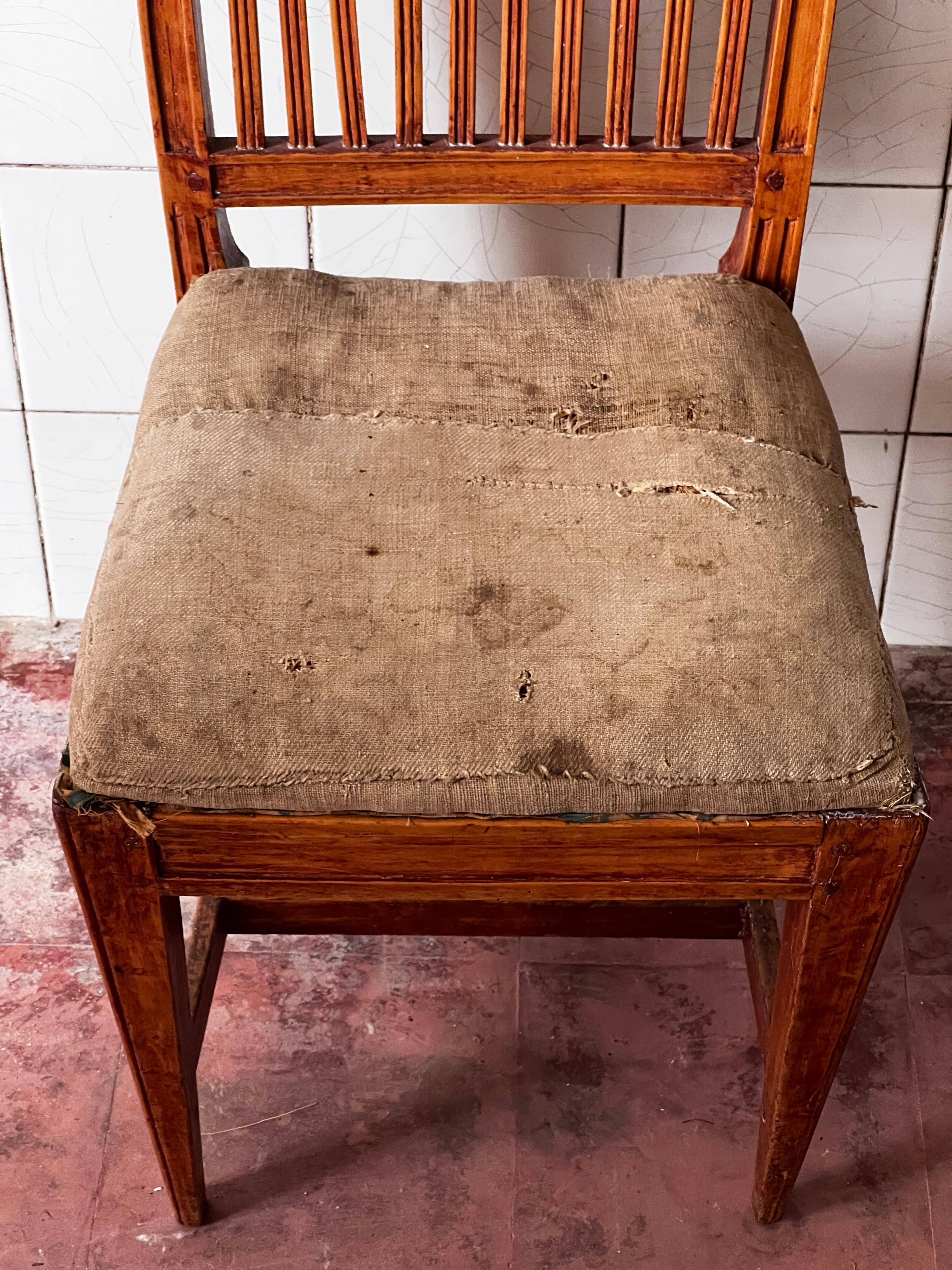 Pair of unique Swedish late 18th century chairs rough linen sittings Gustavian In Good Condition For Sale In Forest, BE