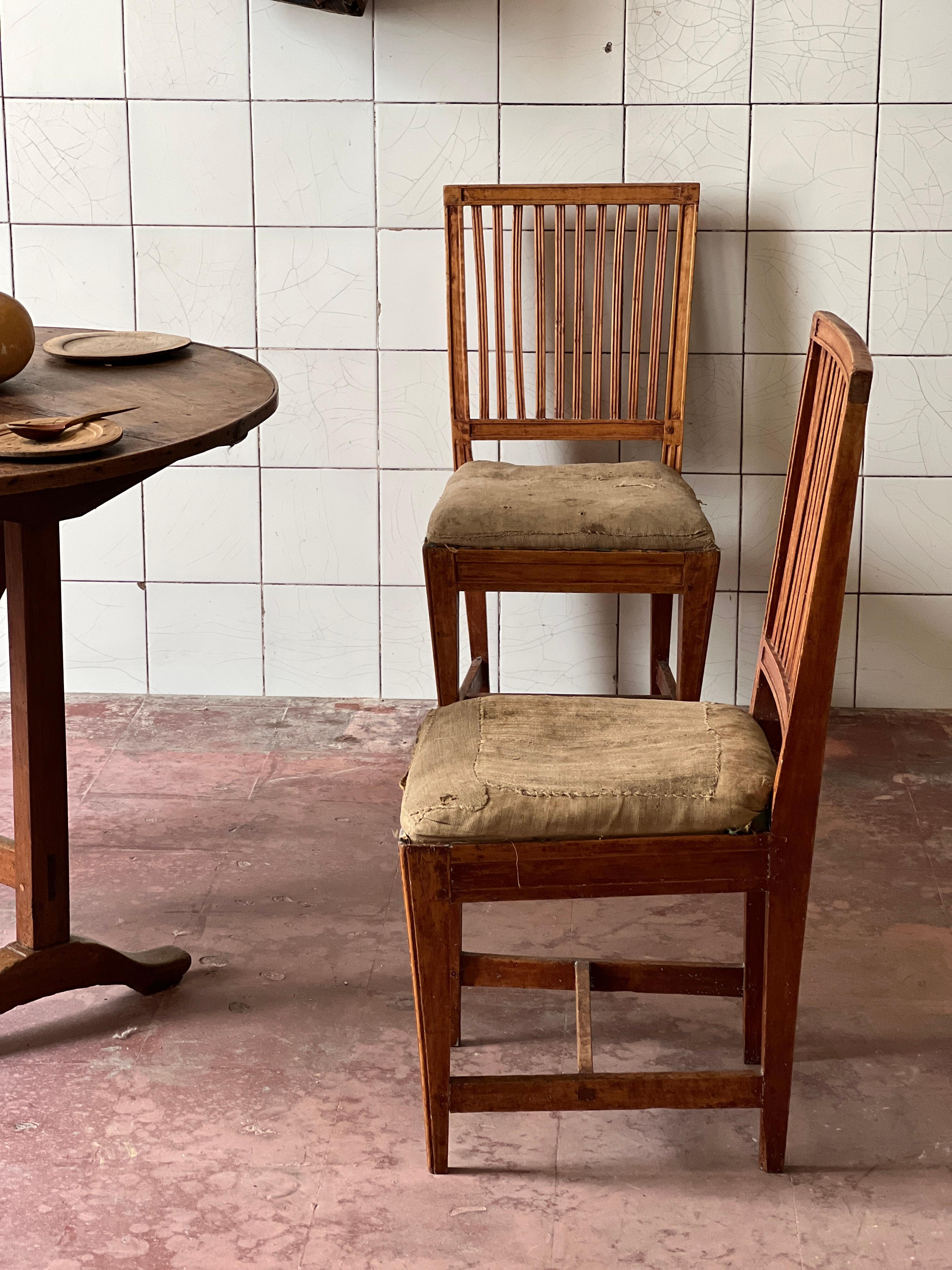 Pair of unique Swedish late 18th century chairs rough linen sittings Gustavian For Sale 1