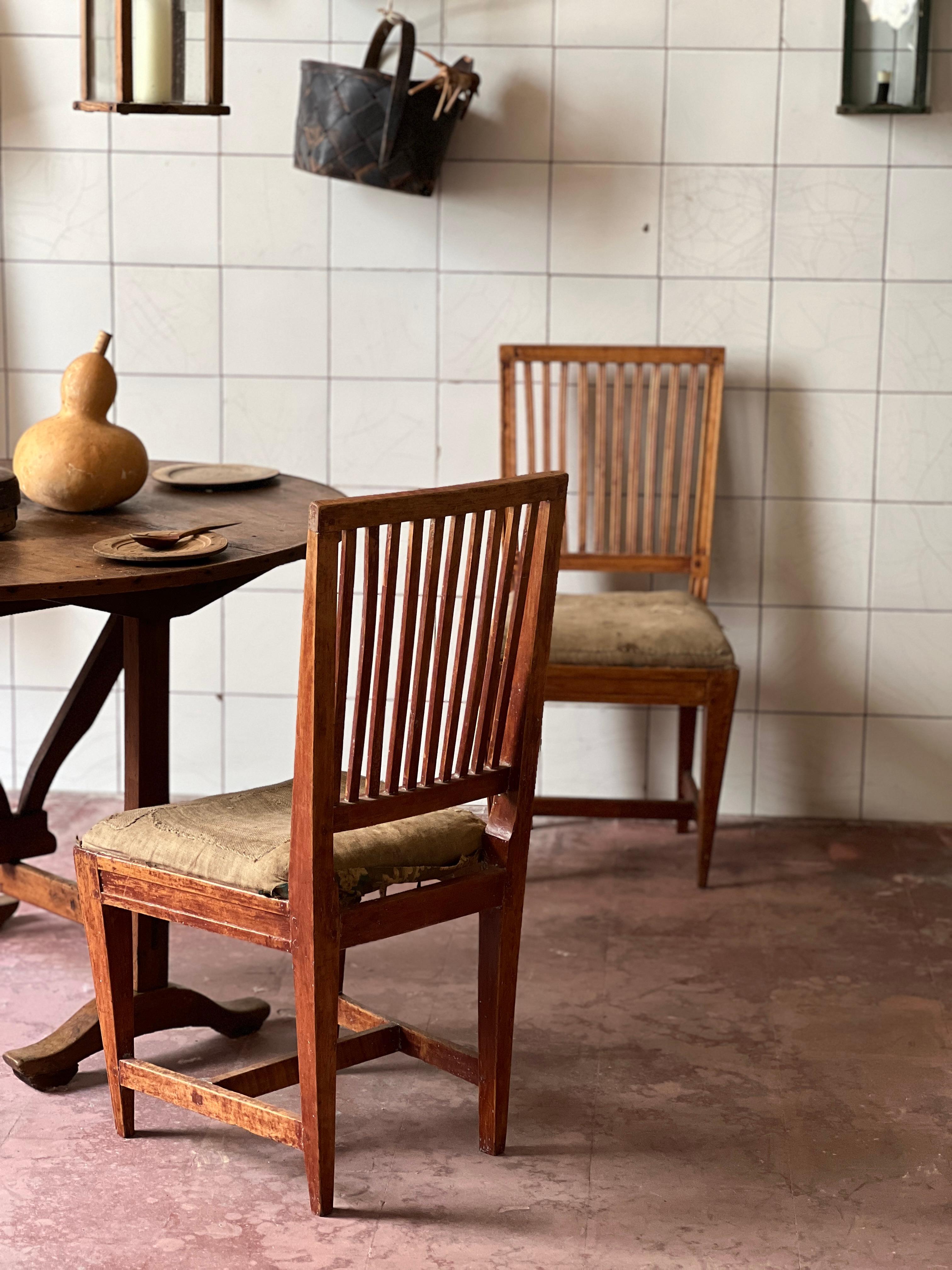 Pair of unique Swedish late 18th century chairs rough linen sittings Gustavian For Sale 2