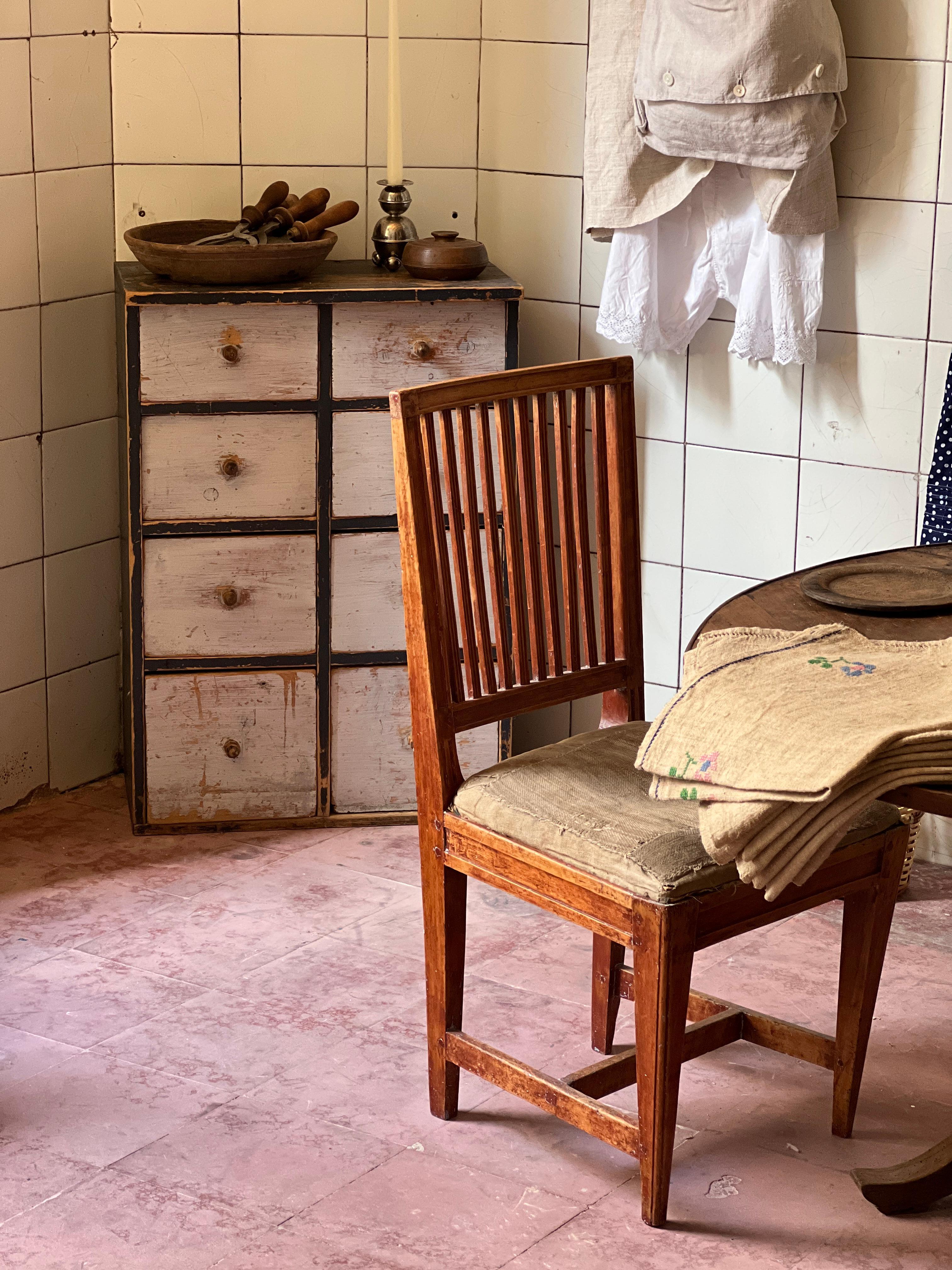 Pair of unique Swedish late 18th century chairs rough linen sittings Gustavian For Sale 3