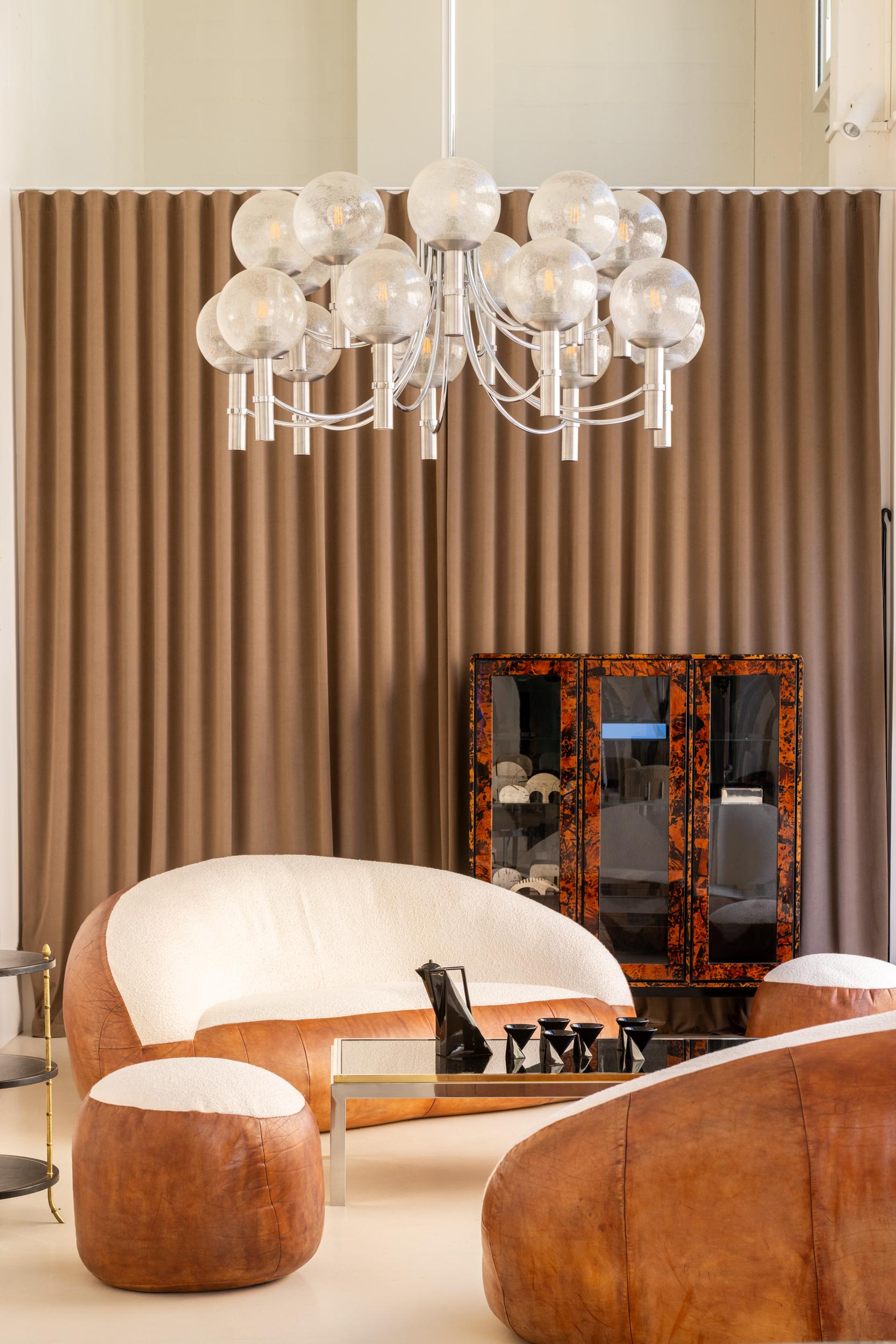 Pareja de candelabros veroneses únicos 65 pulgadas acero cristal de Murano 1970 en venta 4