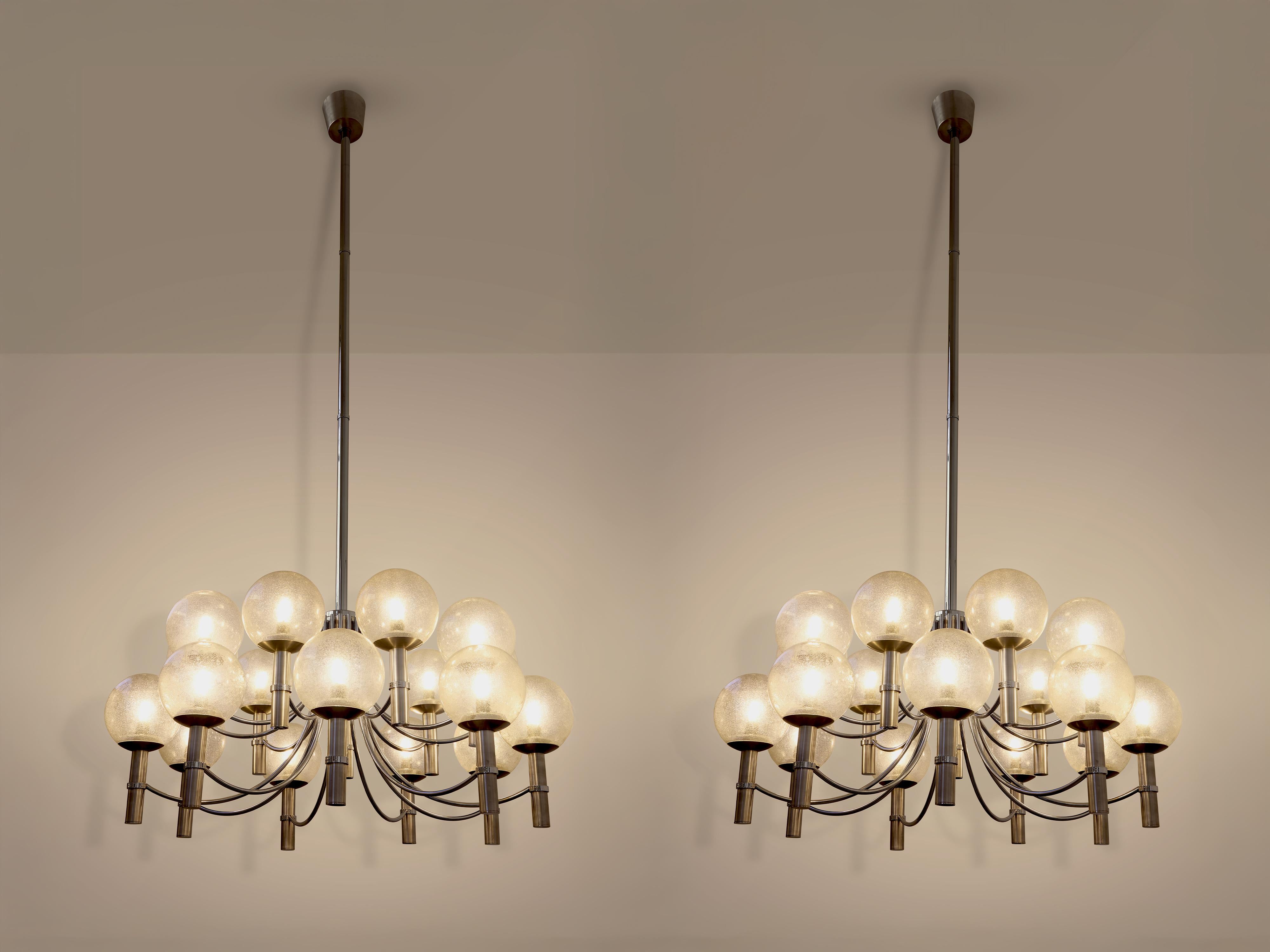 Pareja de candelabros veroneses únicos 65 pulgadas acero cristal de Murano 1970 siglo XX en venta