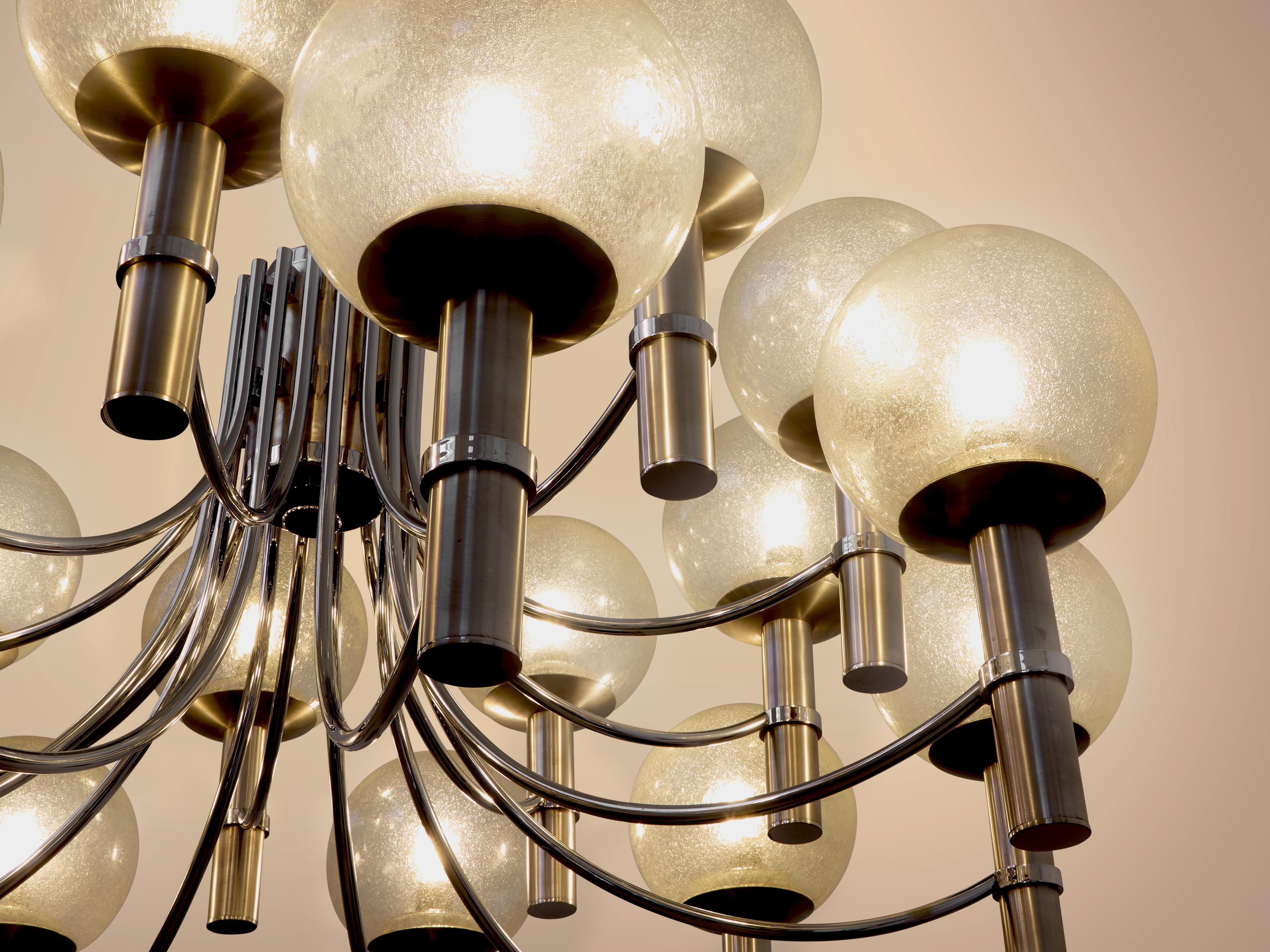 Pareja de candelabros veroneses únicos 65 pulgadas acero cristal de Murano 1970 en venta 1
