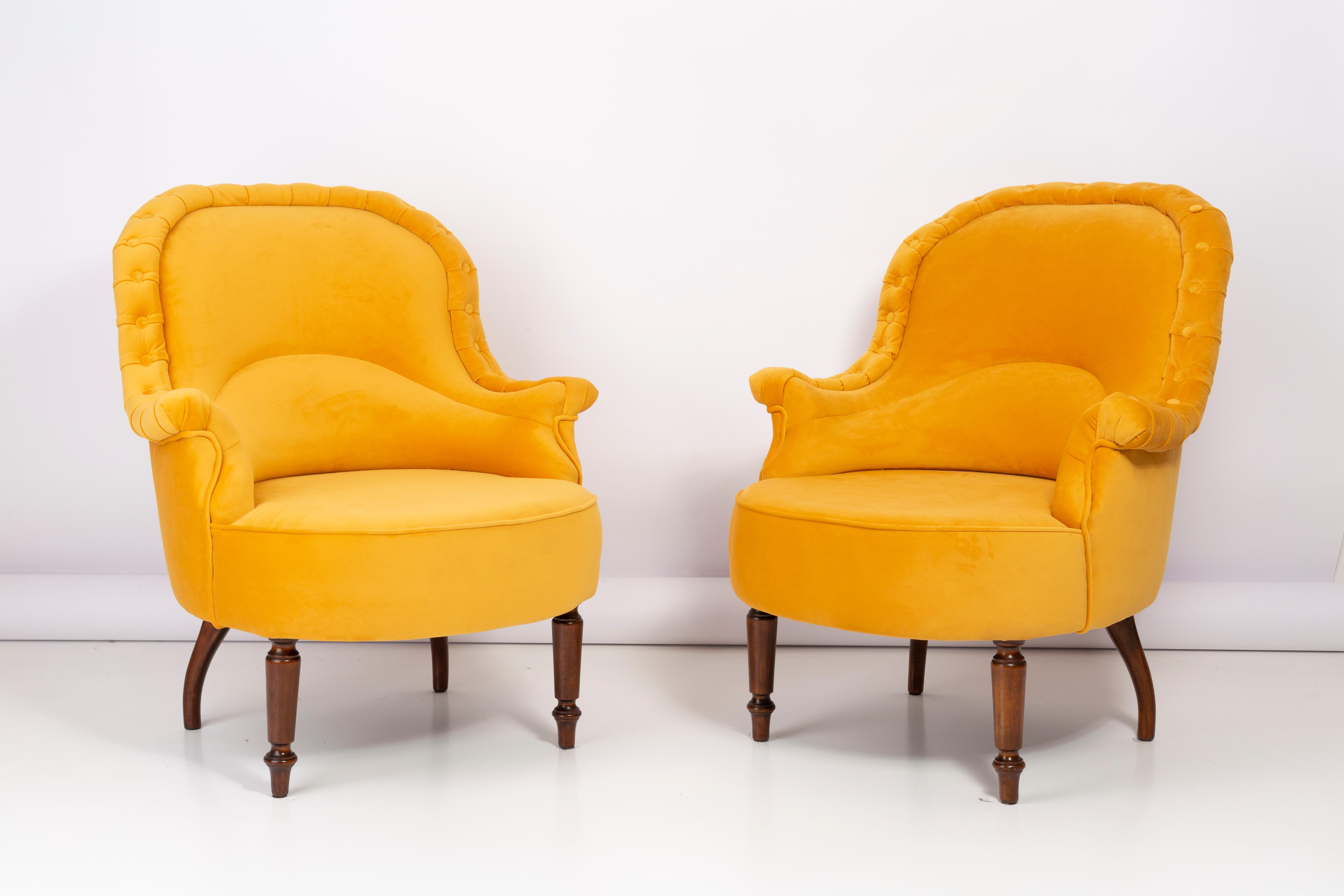 German armchairs produced in the 1930s in Berlin. The armchairs are after a thorough renovation of upholstery and carpentry. The wooden legs are thoroughly cleaned and covered with a semi-matte varnish in the color of a nut. The upholstery is made