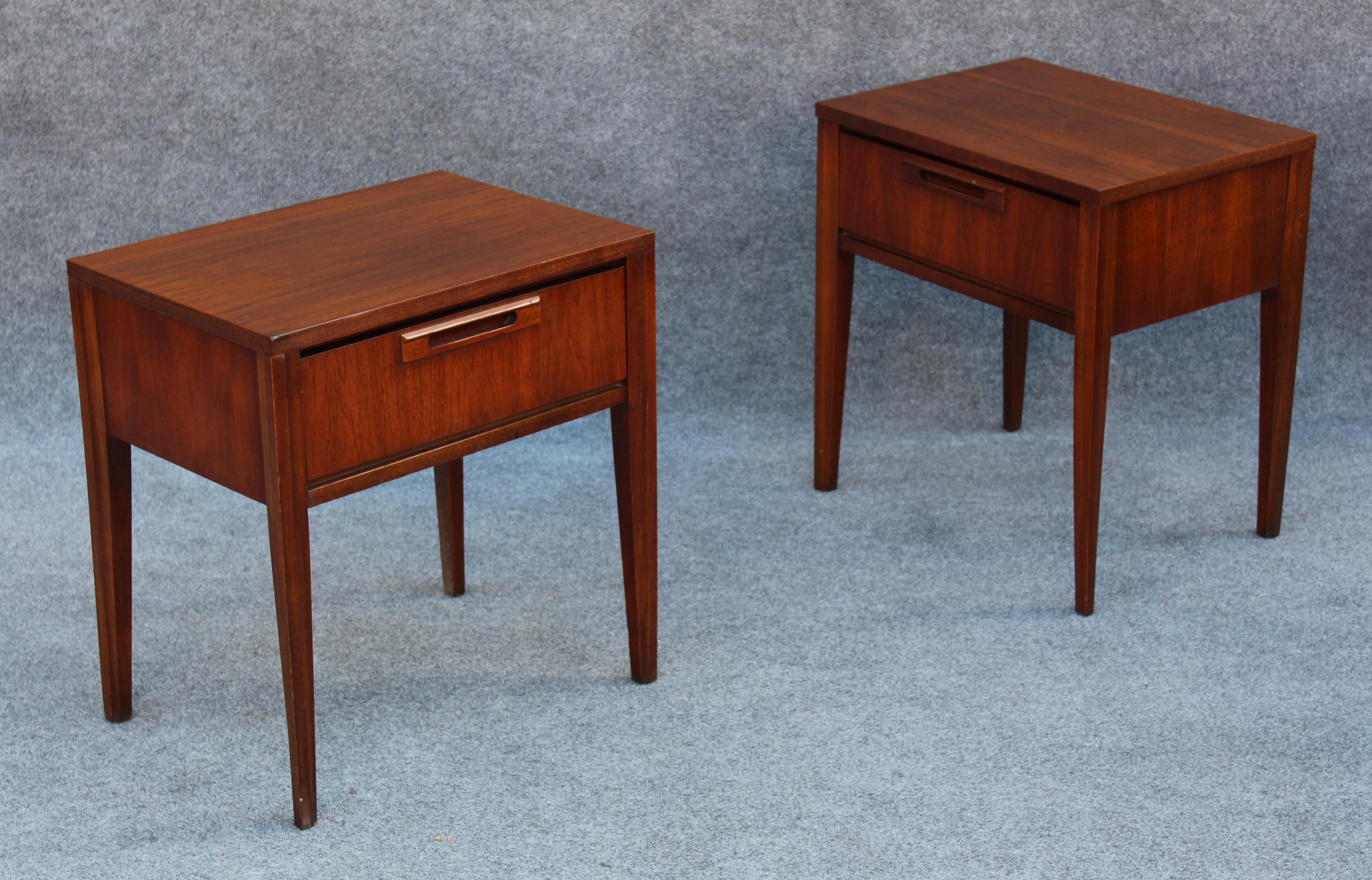 Pair of United Furniture Walnut Single-Drawer Nightstands Mid-Century Modern 5