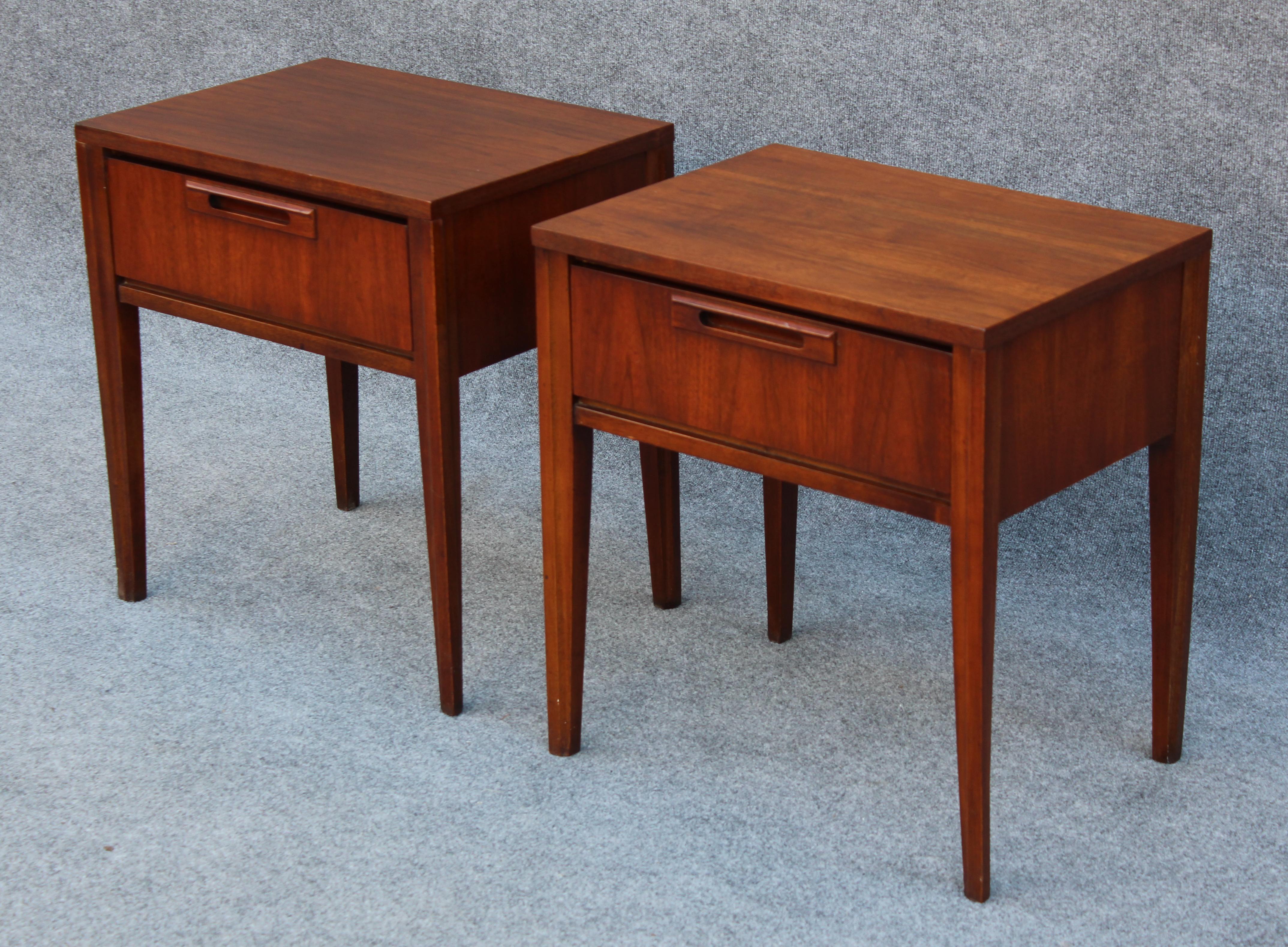 Pair of United Furniture Walnut Single-Drawer Nightstands Mid-Century Modern In Good Condition In Philadelphia, PA