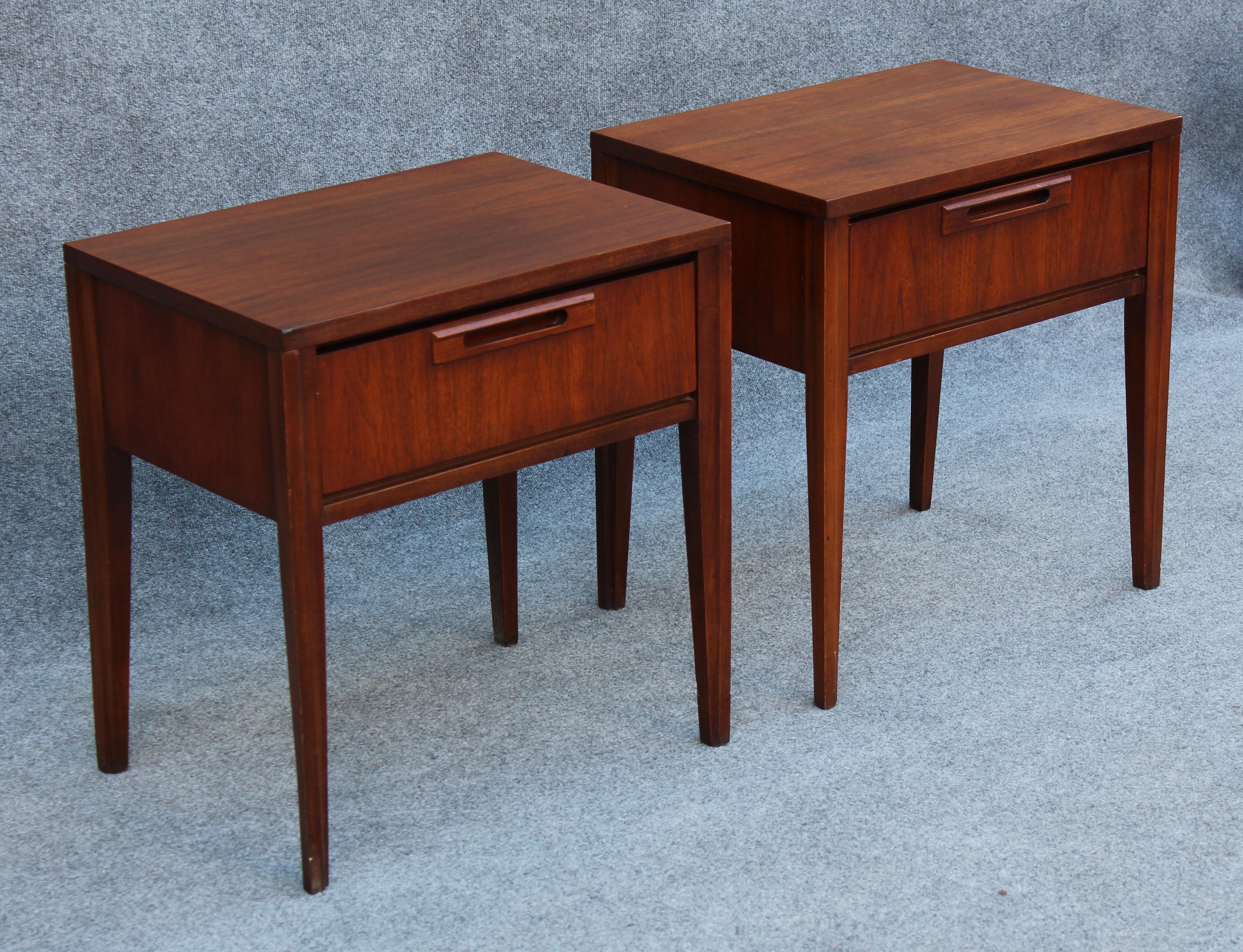 Mid-20th Century Pair of United Furniture Walnut Single-Drawer Nightstands Mid-Century Modern