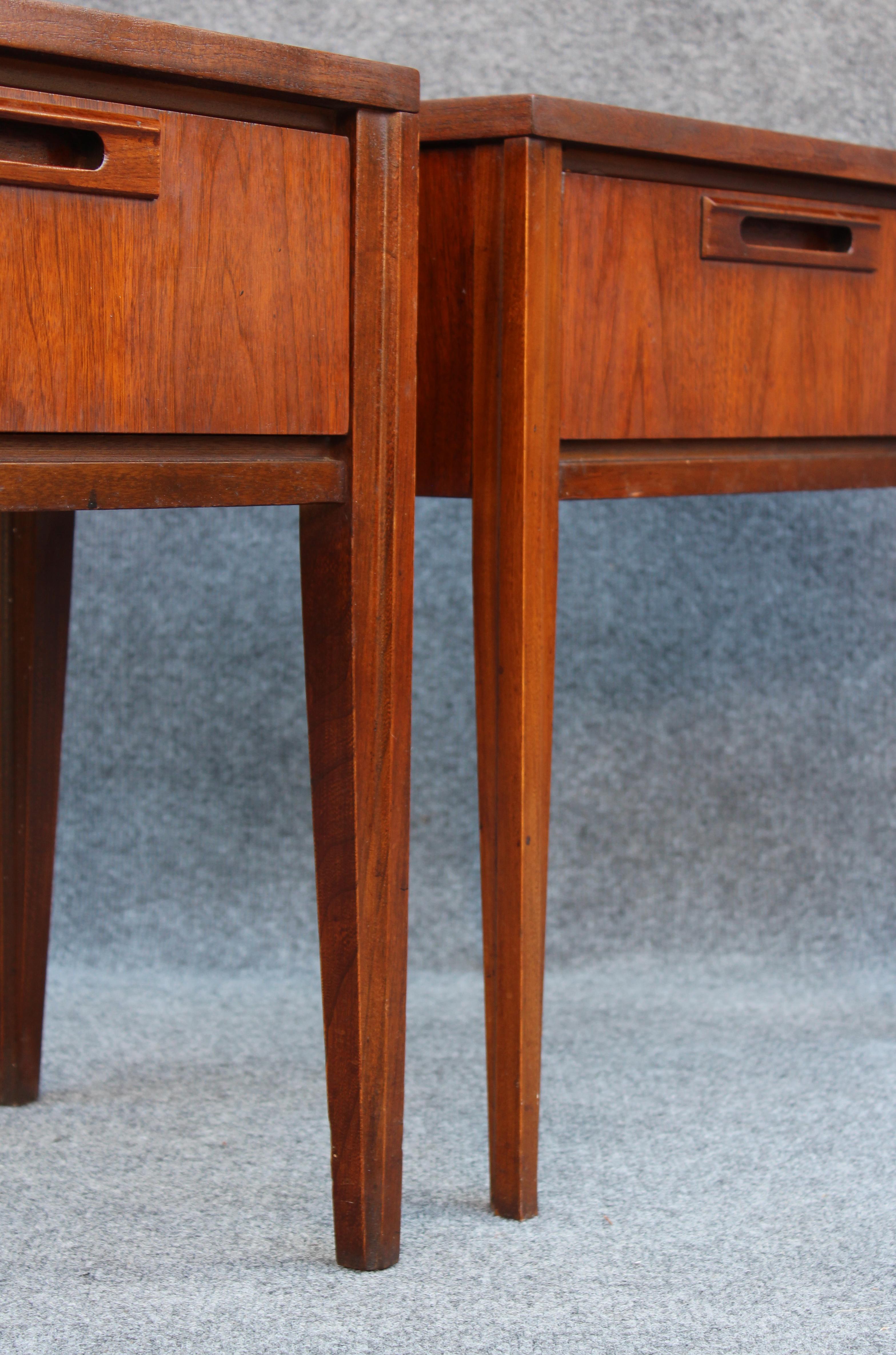 Pair of United Furniture Walnut Single-Drawer Nightstands Mid-Century Modern 3