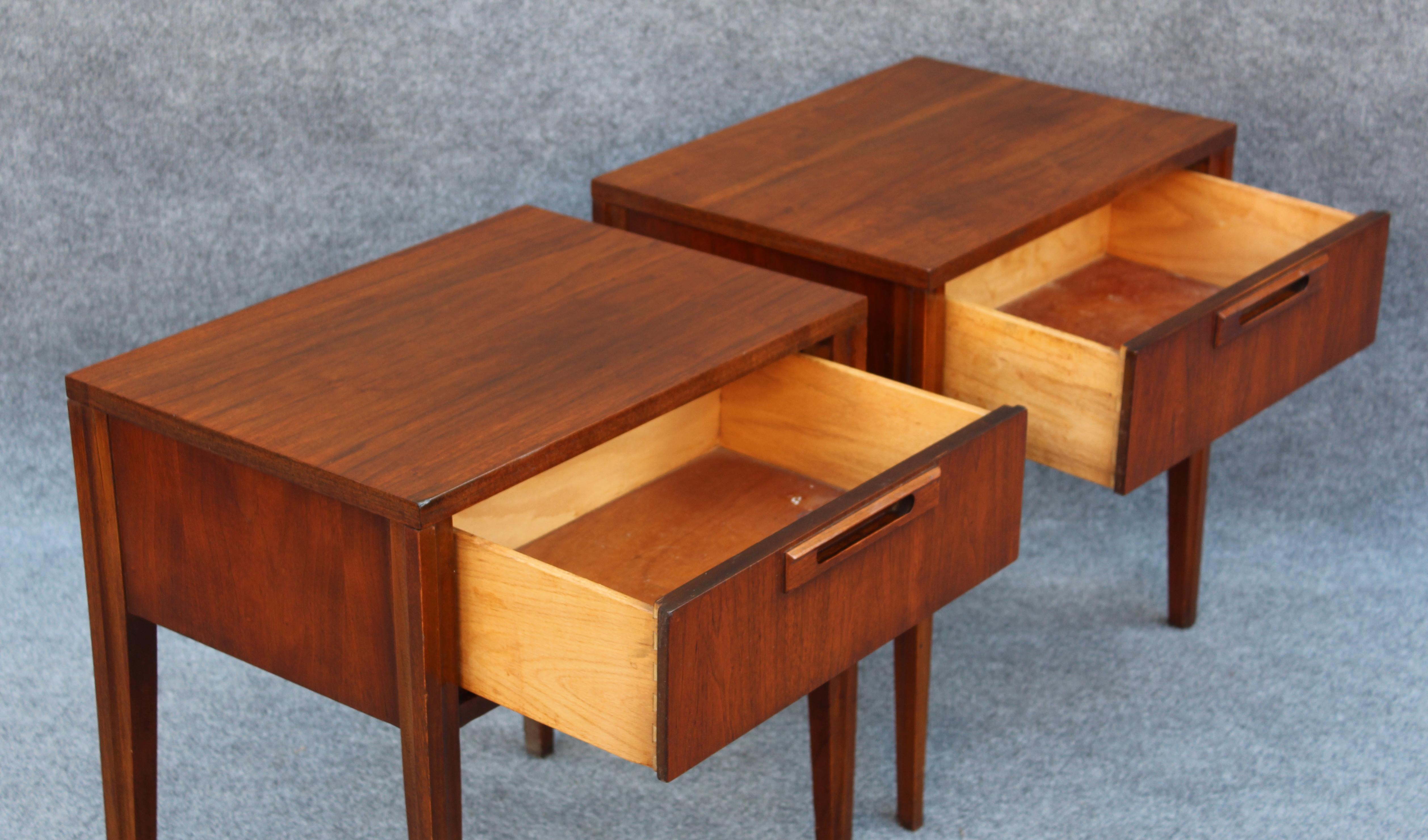 Pair of United Furniture Walnut Single-Drawer Nightstands Mid-Century Modern 4
