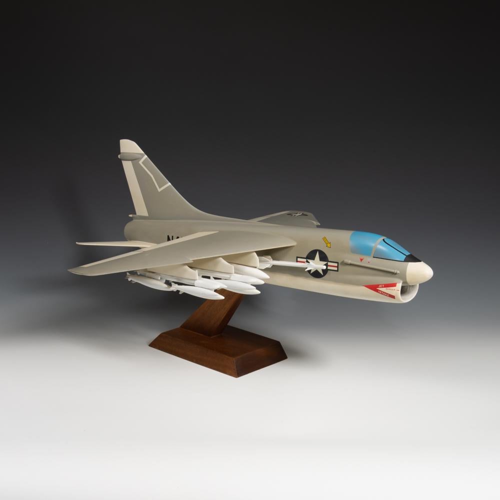 Ein Paar Militärische A-7 Corsairs-Flugzeuge aus den Vereinigten Staaten, Modell Fighter Jet Airplanes im Angebot 10