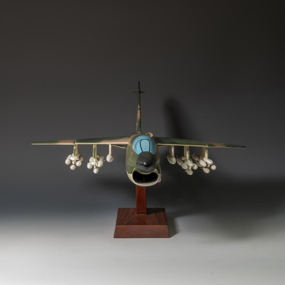 Néerlandais Paire de modèles réduits d'avions de chasse A-7 Corsairs de l'armée américaine en vente