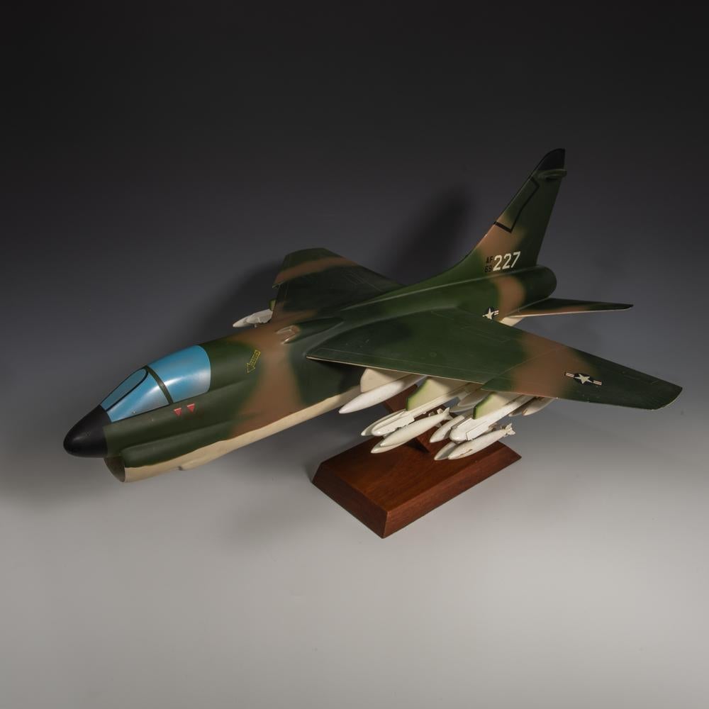 Fin du 20e siècle Paire de modèles réduits d'avions de chasse A-7 Corsairs de l'armée américaine en vente