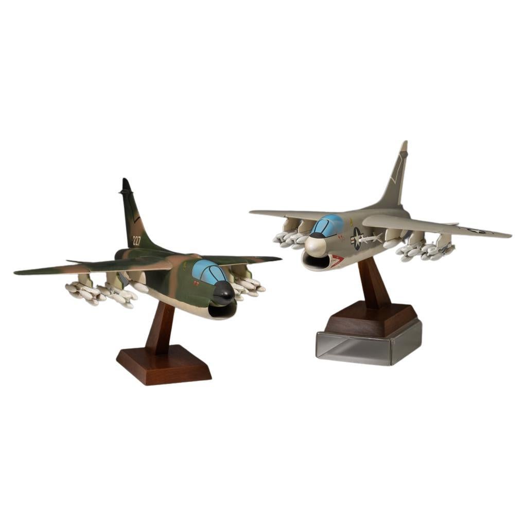 Paire de modèles réduits d'avions de chasse A-7 Corsairs de l'armée américaine