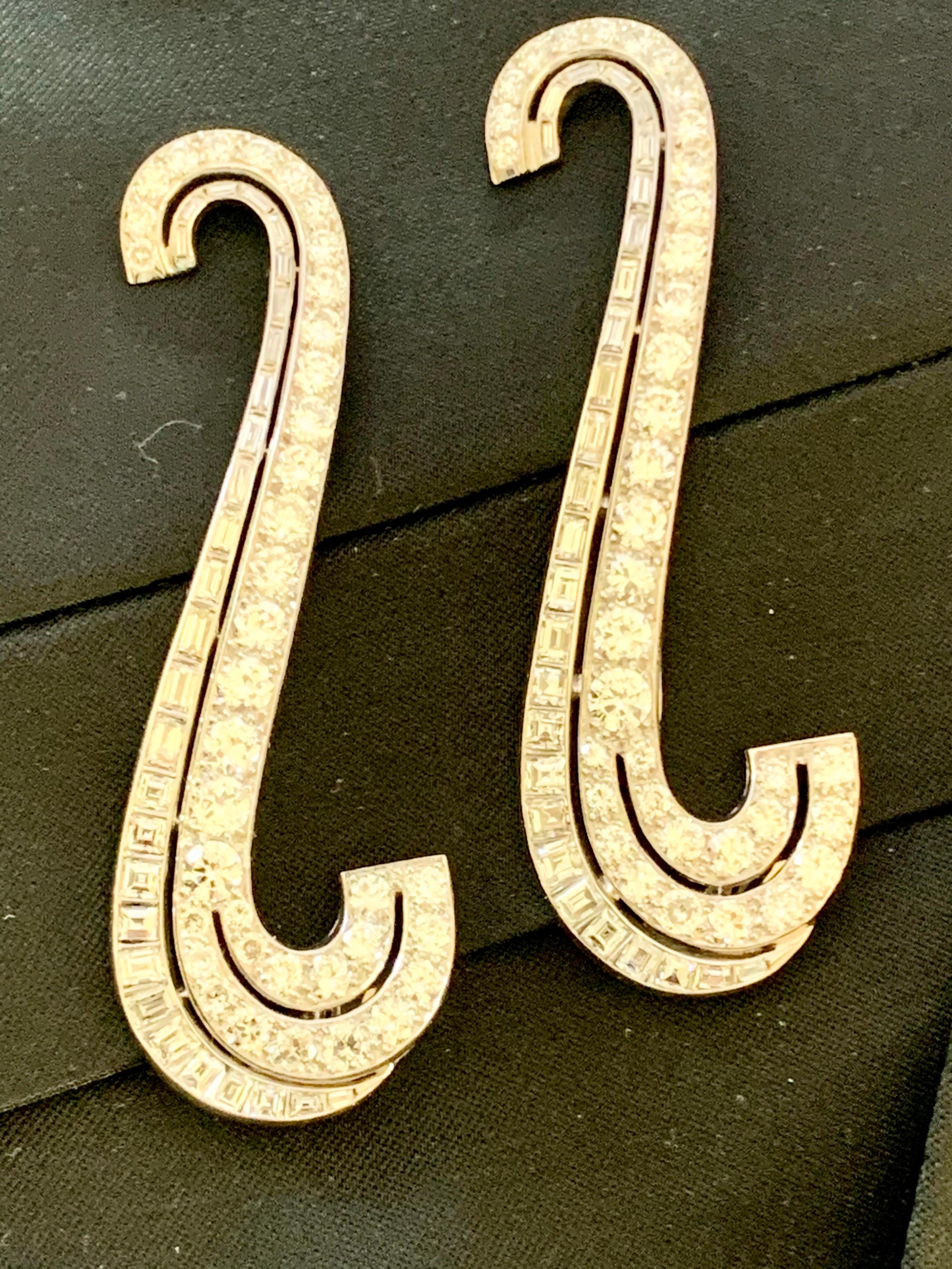 Pair of Unusual 18 Karat White Gold Vintage Diamond Clip Brooches In Good Condition For Sale In Zurich, Zollstrasse