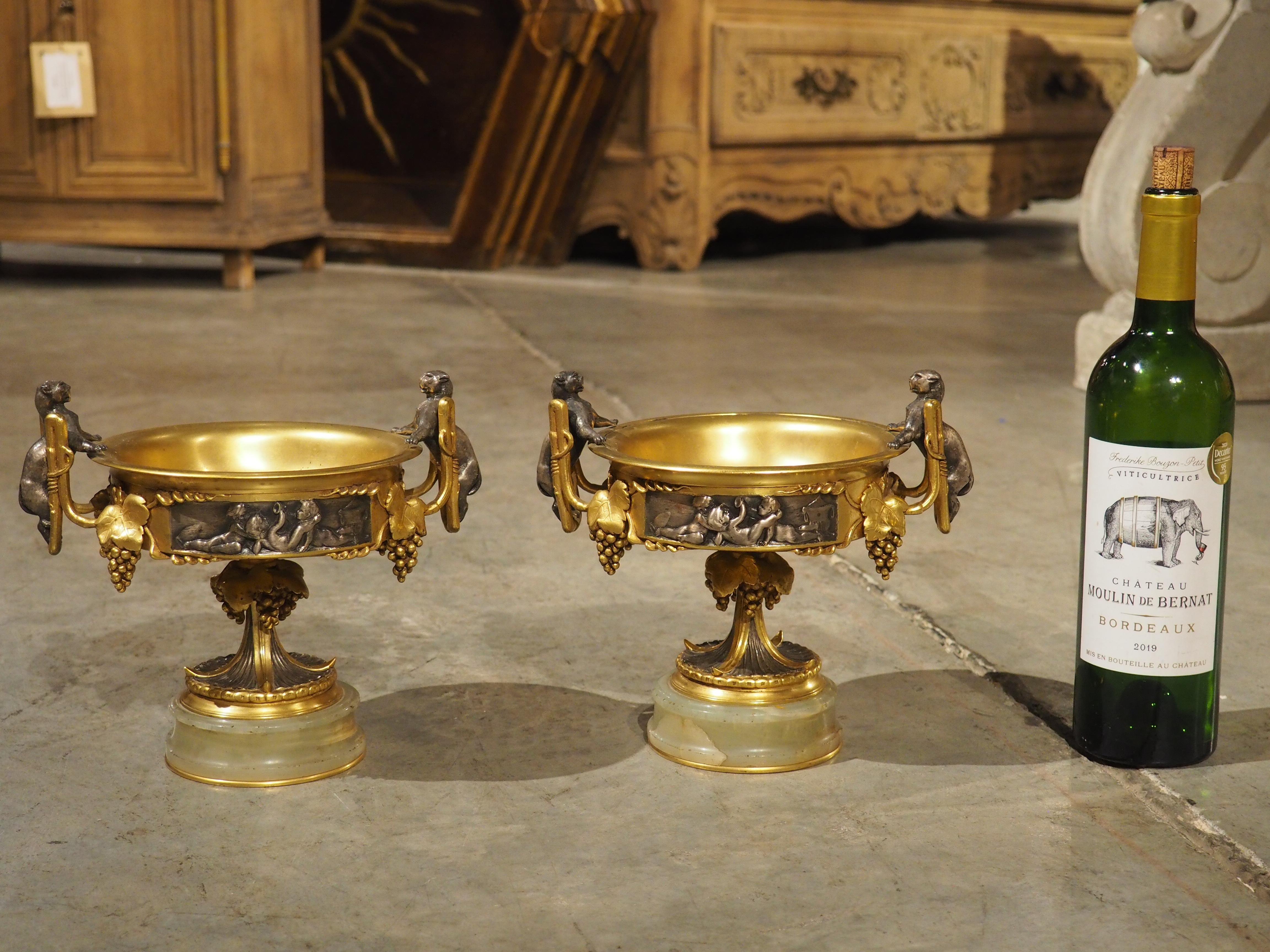 La tazza è un recipiente dal gambo largo ma poco profondo, spesso usato come tazza. Forse la tazza più famosa è la Tazza Farnese egiziana (esposta al Museo Archeologico Nazionale di Napoli), che si ritiene risalga al II secolo a.C.. La nostra coppia