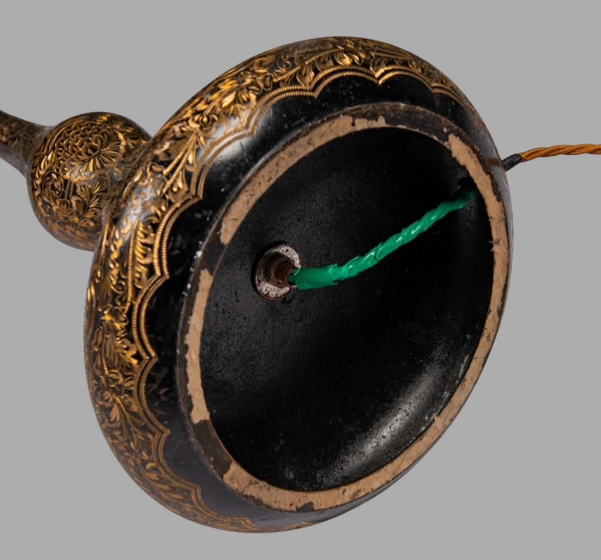 Art nouveau Paire de lampes inhabituelles et attrayantes en laiton peint et gravé en vente