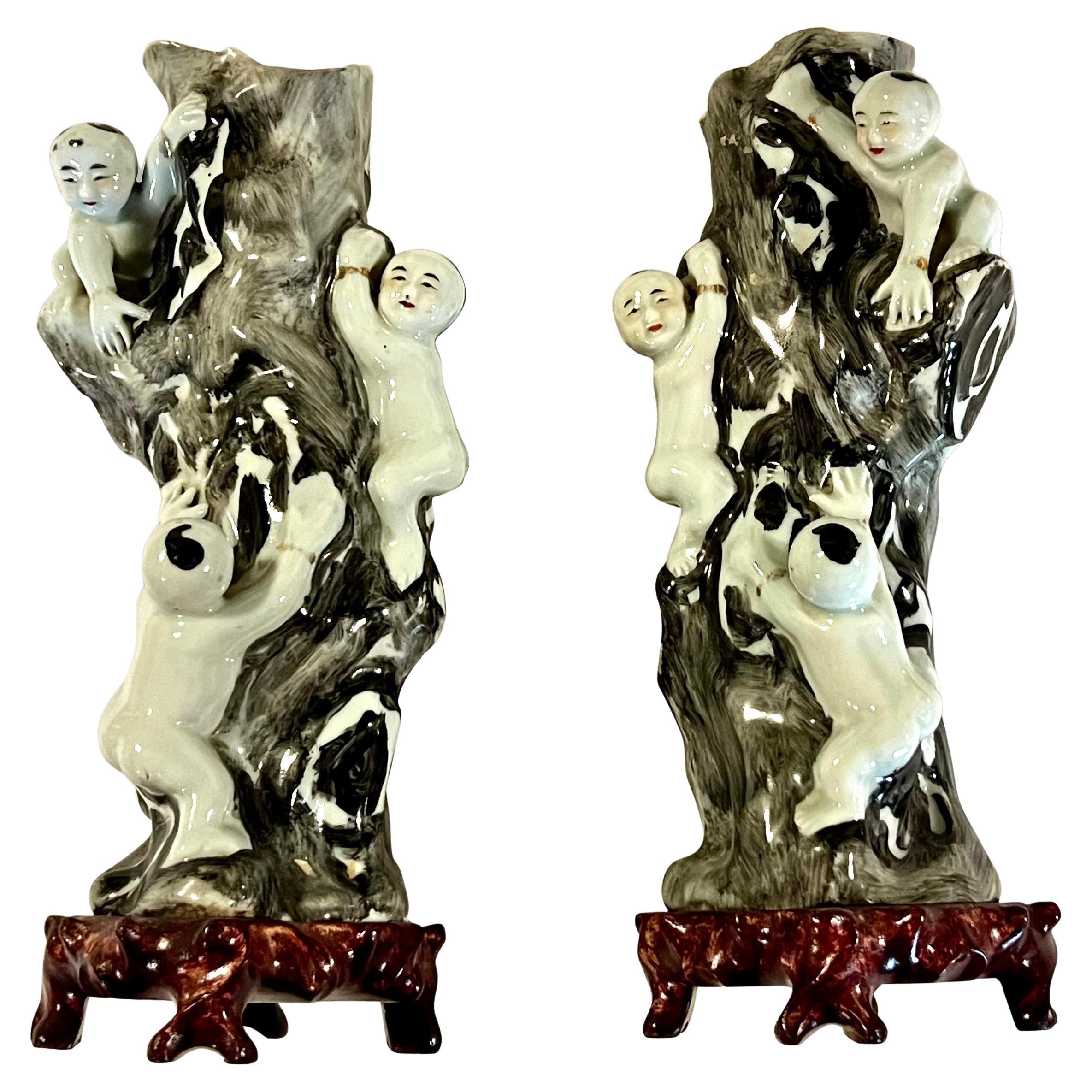 Paire de vases inhabituels en porcelaine chinoise avec décoration d'un millier de garçons moulés
