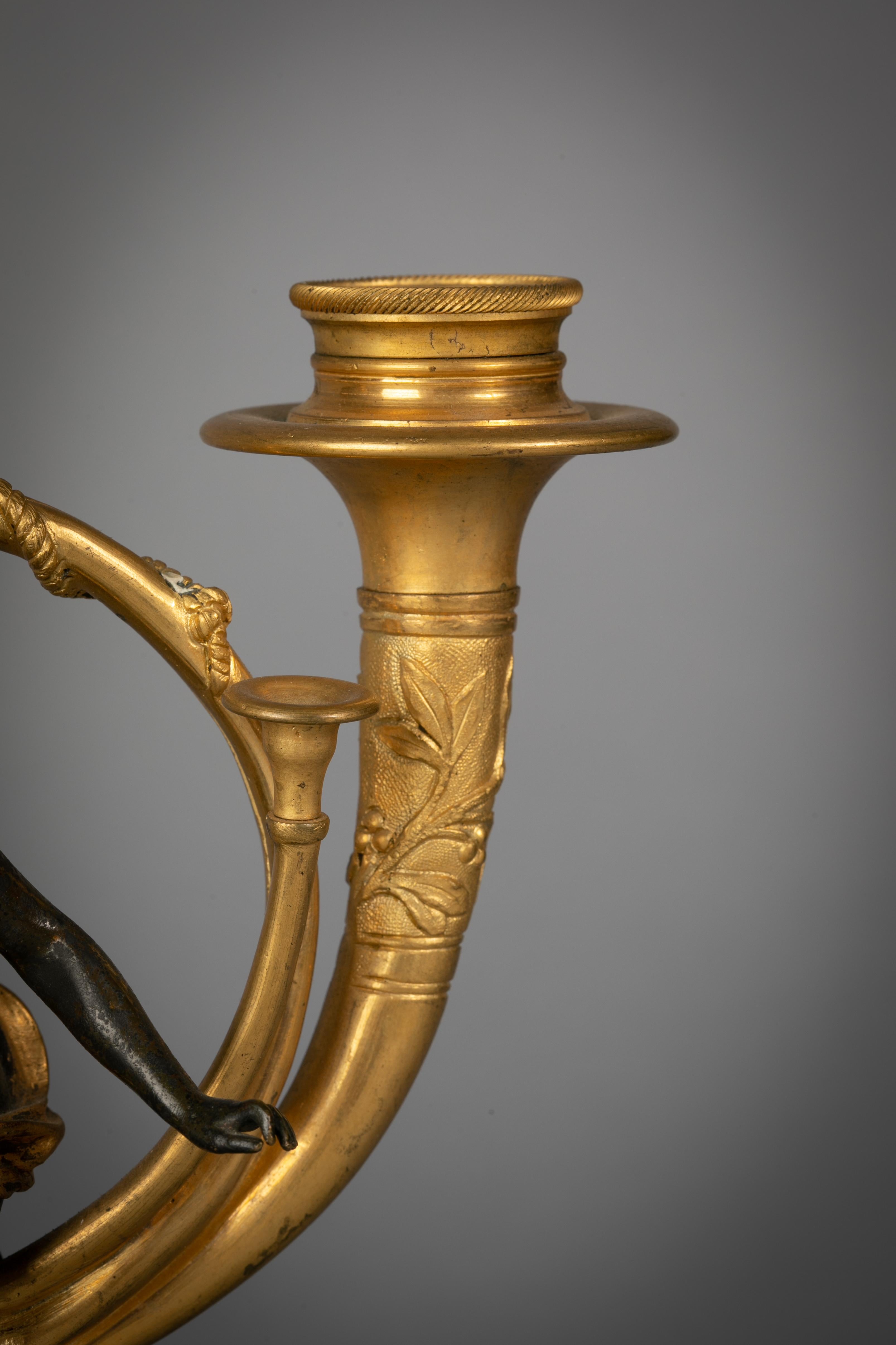 Français Paire d'insolites candélabres à deux lumières en bronze doré et malachite, vers 1860 en vente