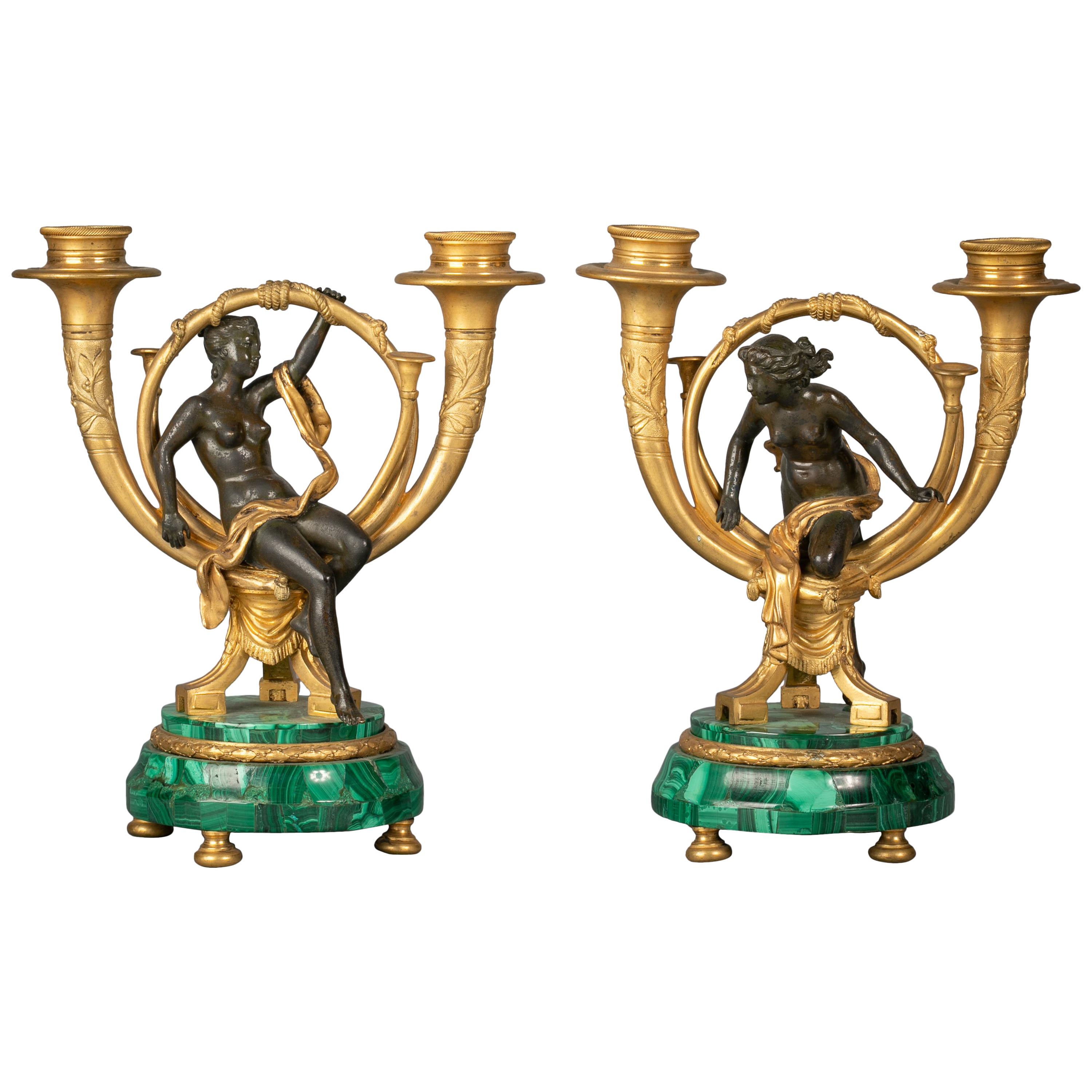 Zwei ungewöhnliche zweiflammige Kandelaber aus vergoldeter Bronze und Malachit, um 1860 im Angebot
