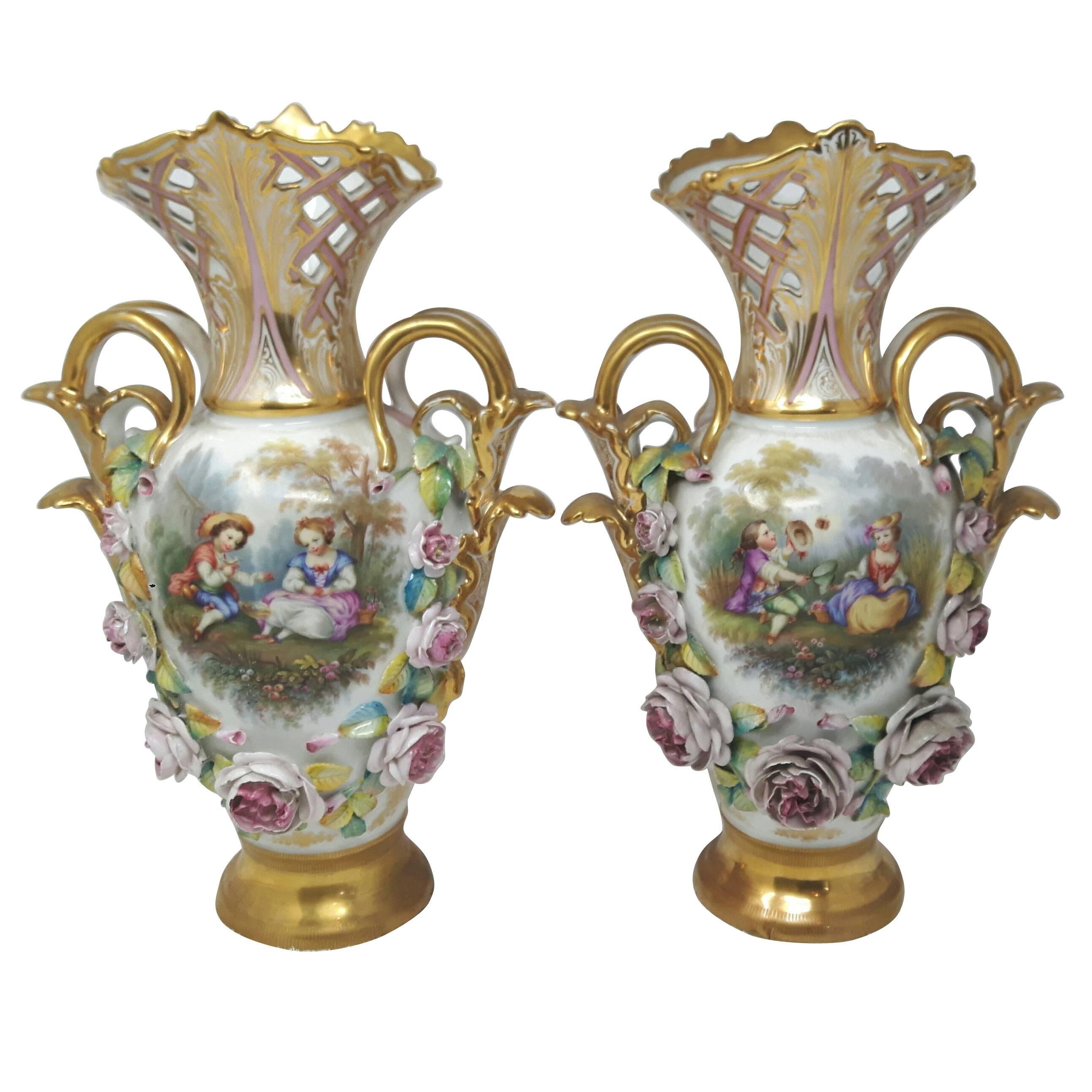 Paar ungewöhnliche Pariser Vasen mit durchbrochenem Rand