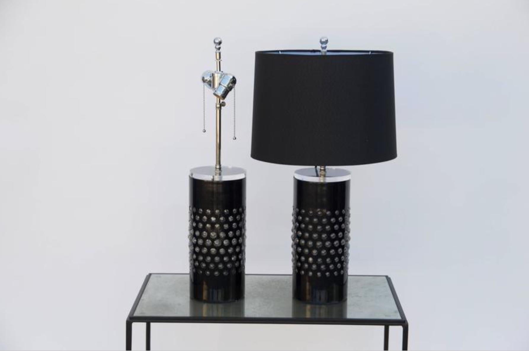 Paar ungewöhnliche Zylinderlampen aus strukturiertem Glas mit maßgefertigten Schirmen (Moderne) im Angebot