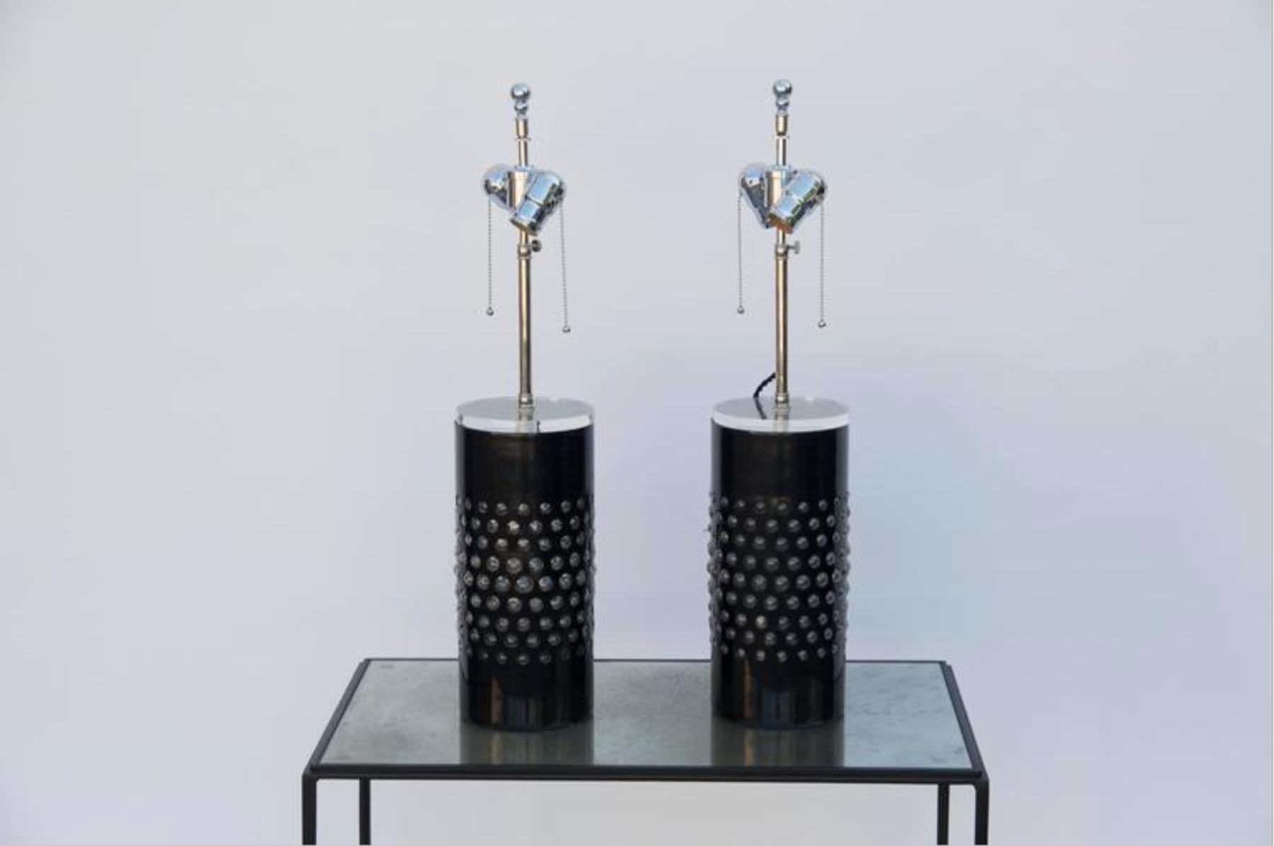 Paar ungewöhnliche Zylinderlampen aus strukturiertem Glas mit maßgefertigten Schirmen (amerikanisch) im Angebot