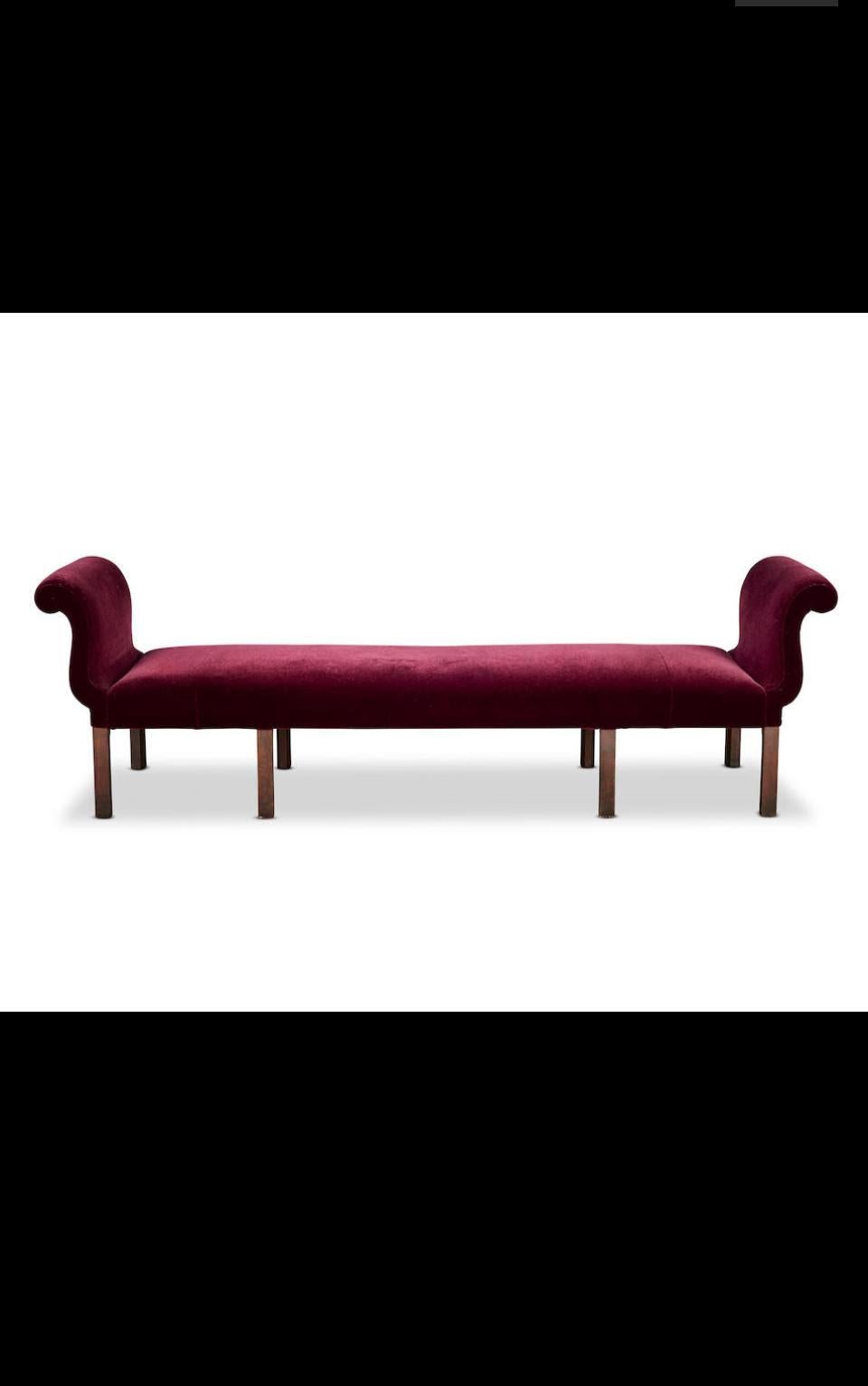 XX secolo Coppia di panche imbottite in stile Giorgio III insolitamente lunghe 7,5 ft in vendita