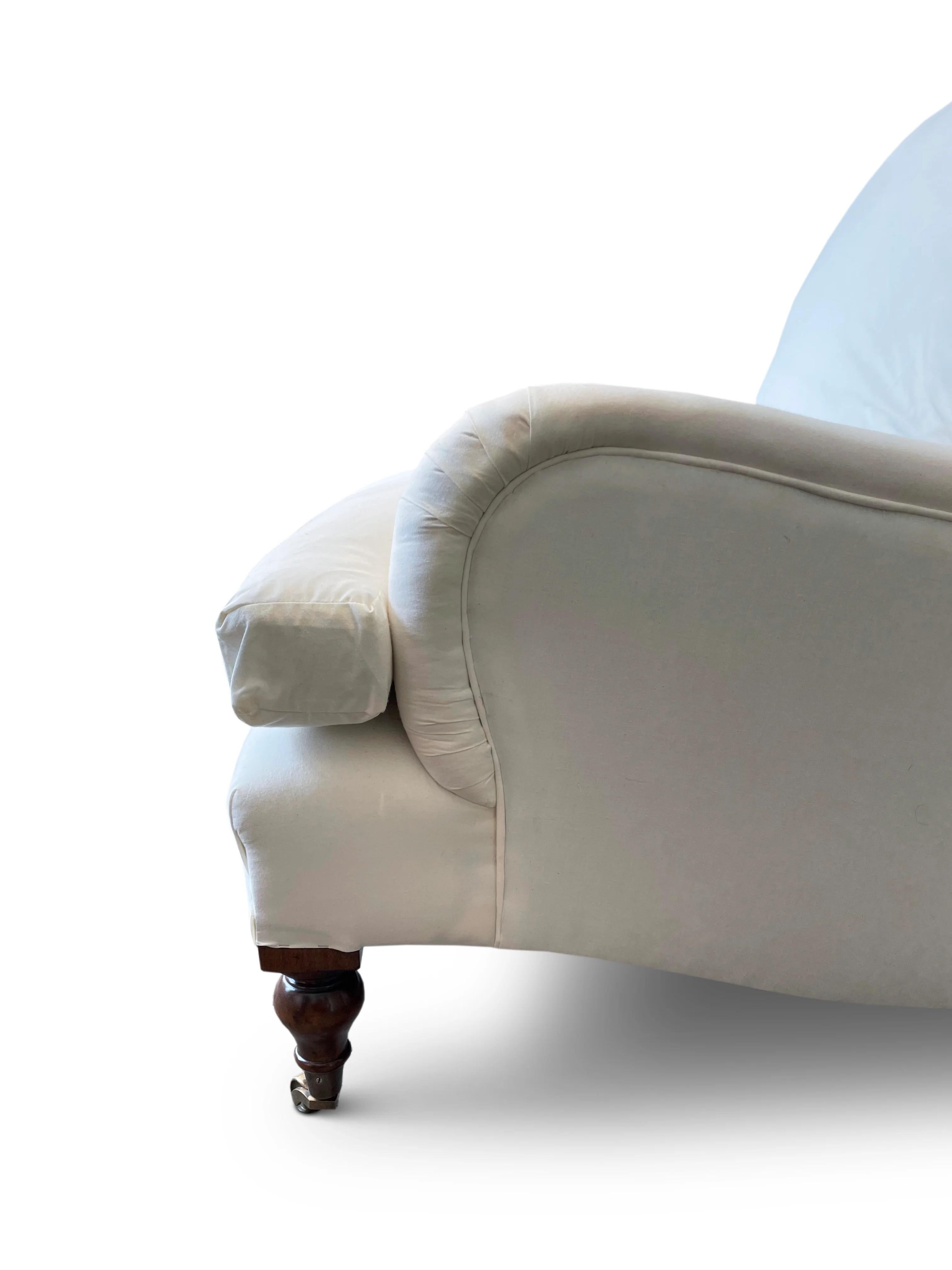 Paire de fauteuils 'Howard Design/One' fabriqués par Garners.

Grands sièges bas somptueux, avec accoudoirs à volutes, reposant sur des pieds tournés ou carrés avec roulettes en laiton. Structure en bois massif, assise et dossier entièrement