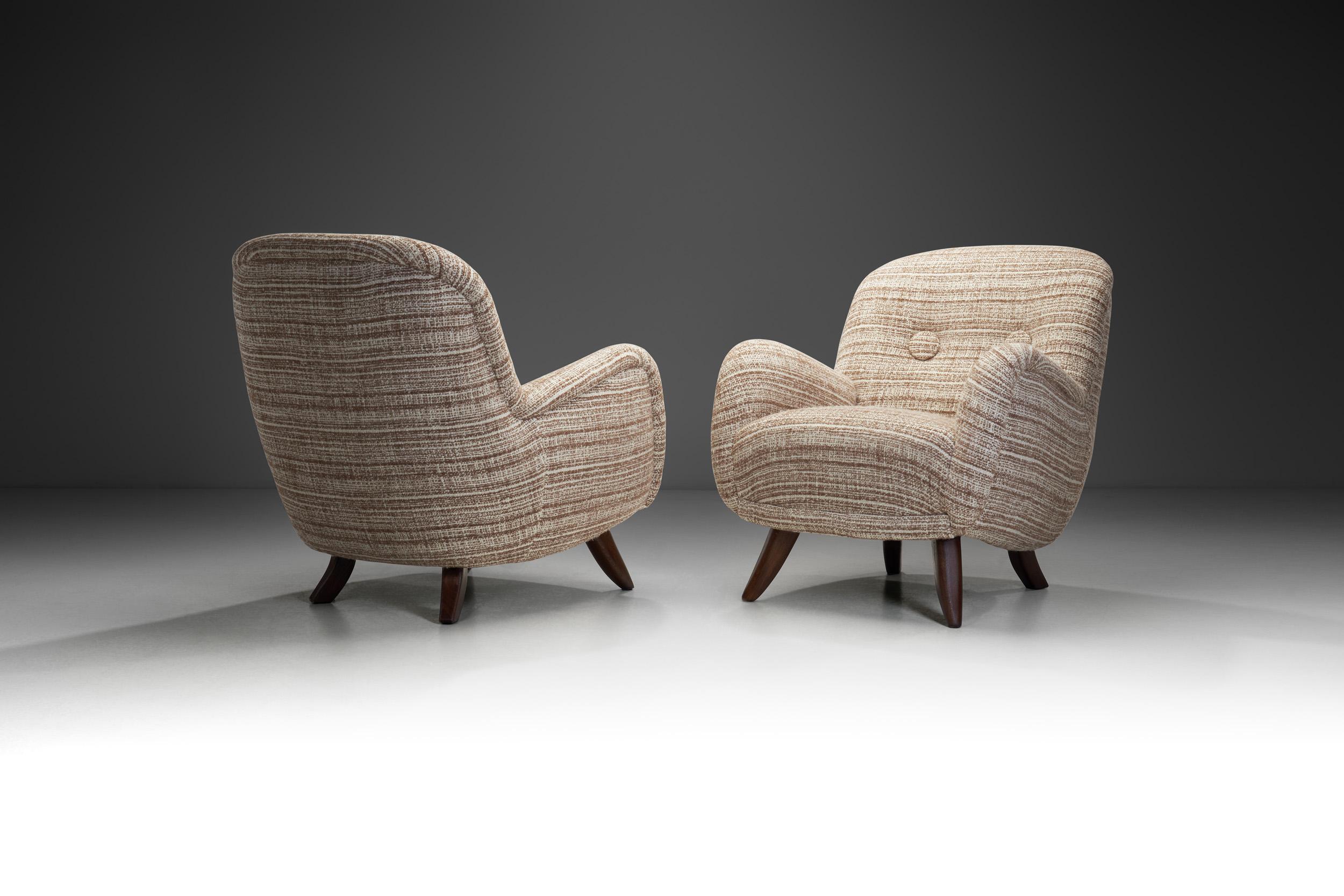Mid-Century Modern Paire de fauteuils tapissés à la manière de Brisk One, Europe 20e siècle en vente