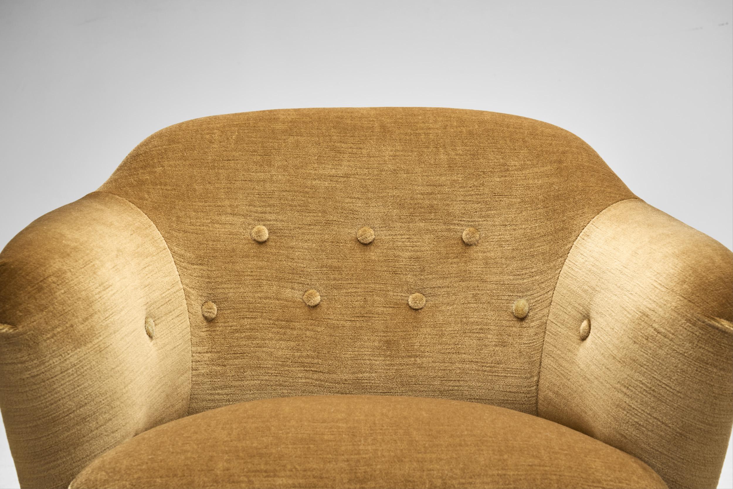 Pair of Upholstered Armchairs with Button Details, Europe Mid-20th century 4