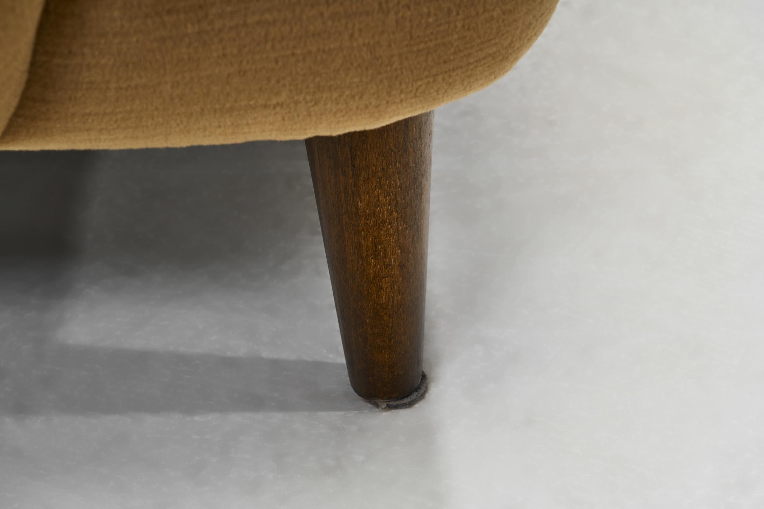 Pair of Upholstered Armchairs with Button Details, Europe Mid-20th century 8