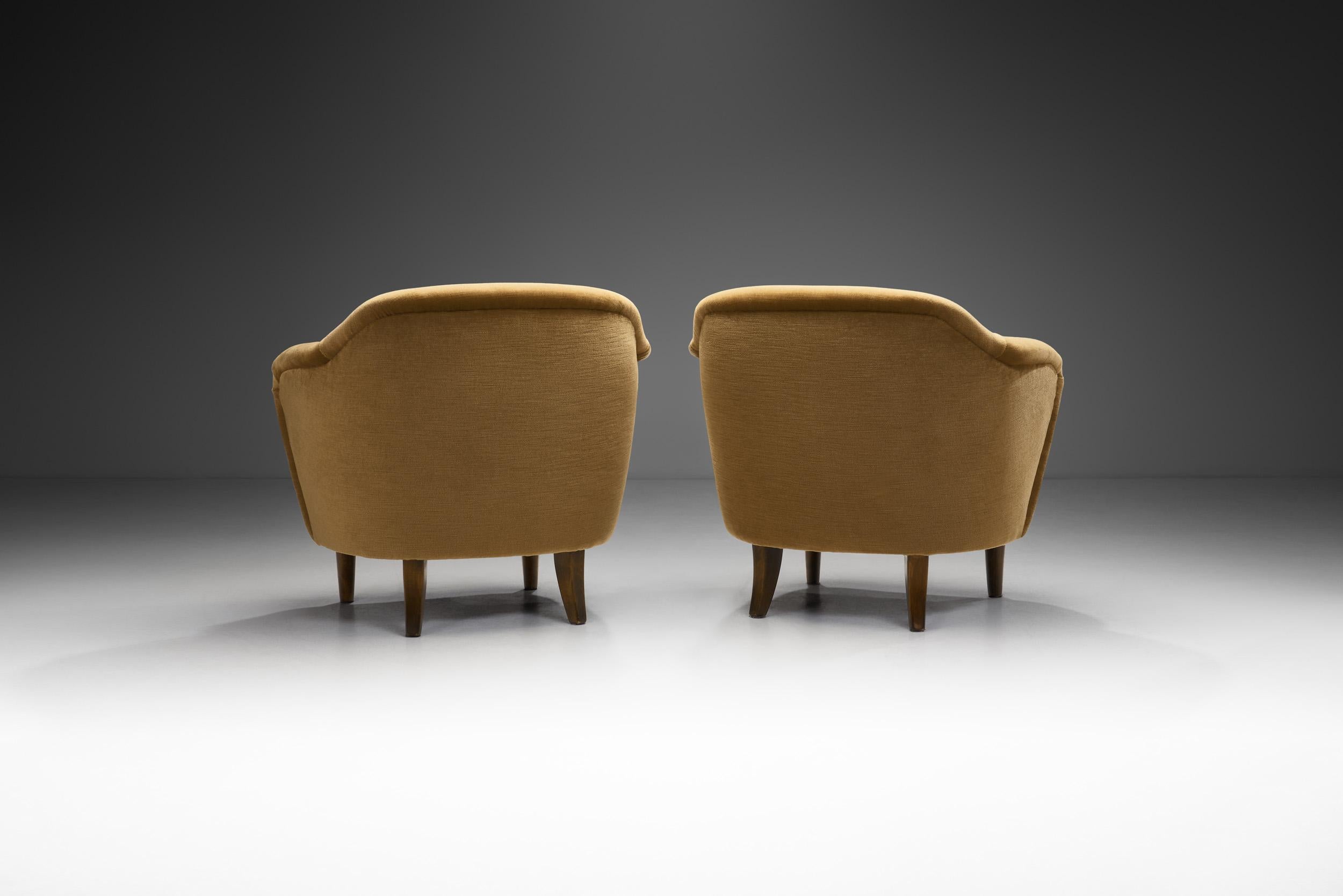 Pair of Upholstered Armchairs with Button Details, Europe Mid-20th century In Good Condition In Utrecht, NL