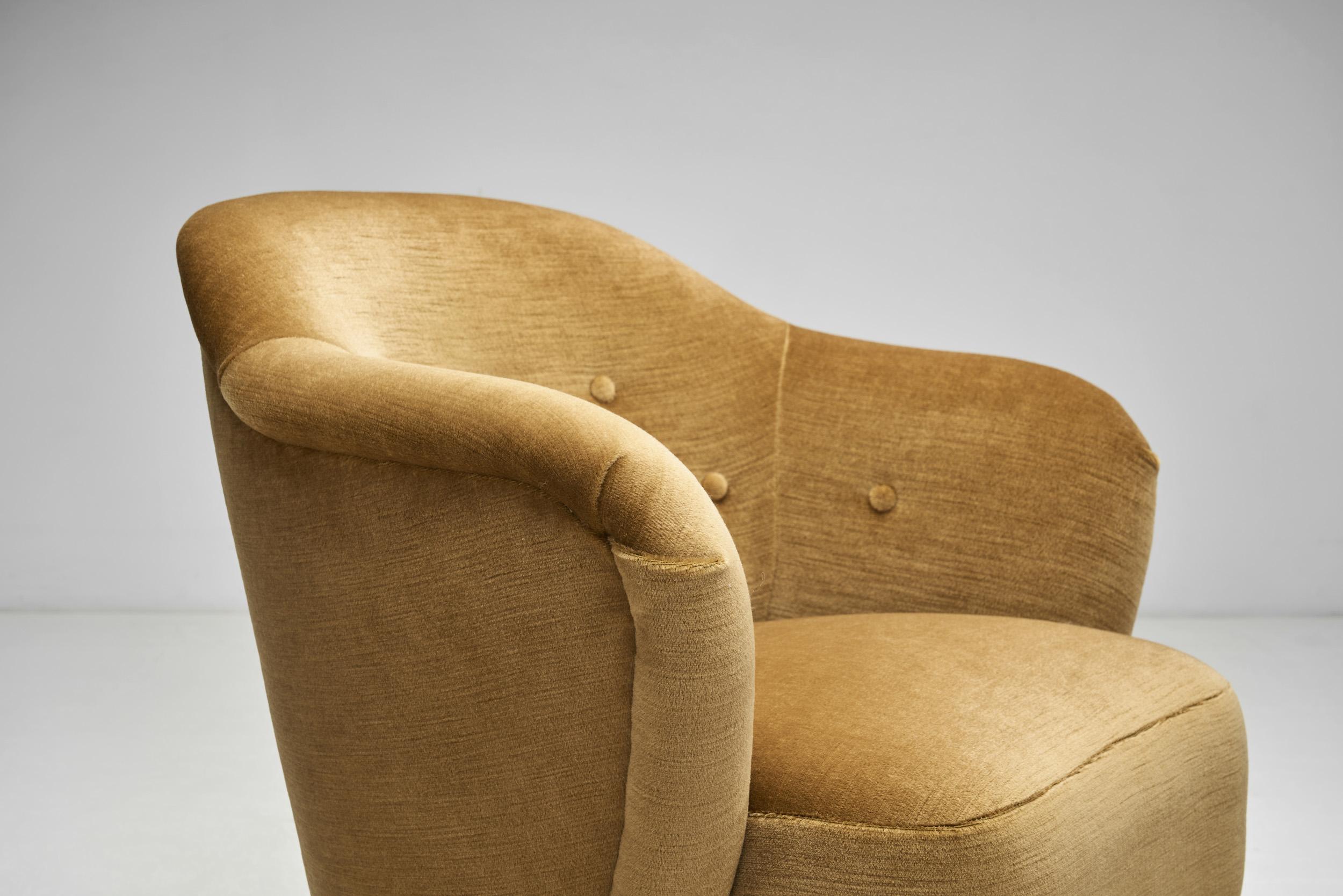 Pair of Upholstered Armchairs with Button Details, Europe Mid-20th century 1