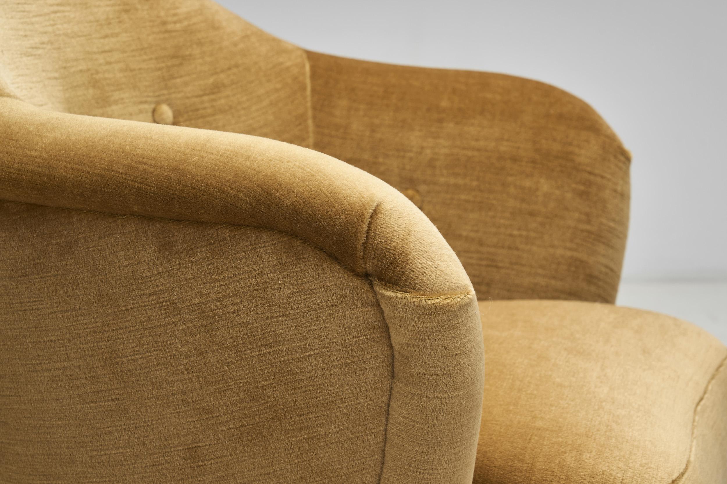 Pair of Upholstered Armchairs with Button Details, Europe Mid-20th century 2