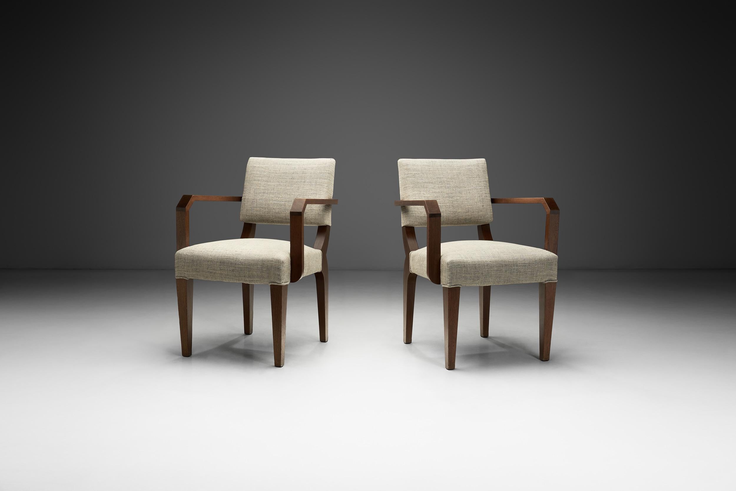 Die 1940er Jahre markieren in Frankreich eine Periode der ruhigen Verfeinerung des Möbeldesigns, geprägt vom Einfluss des Art déco und einer erneuten Konzentration auf Handwerkskunst und Komfort. Die Designer dieser Zeit verzichteten oft auf