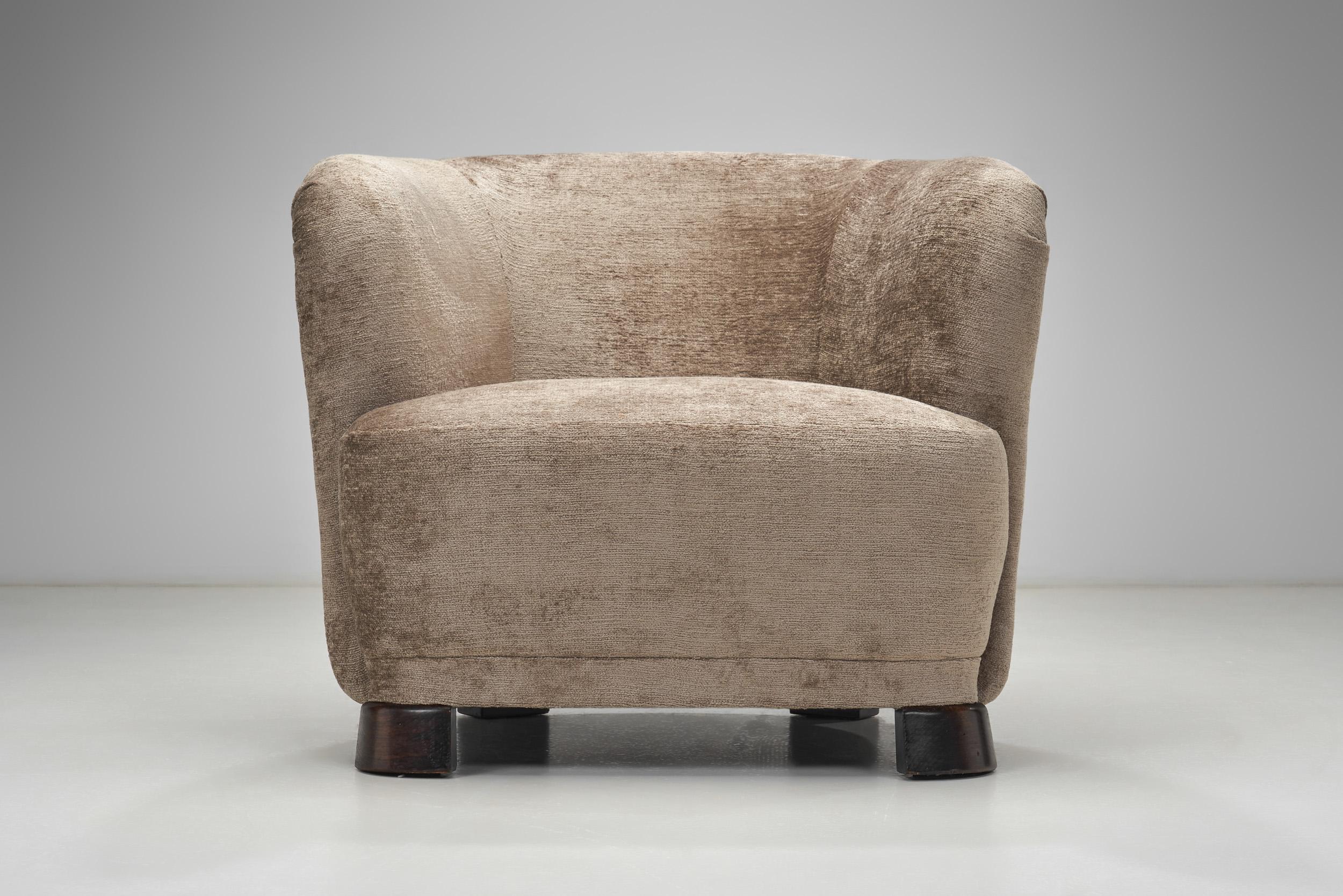 Coppia di sedie da salotto imbottite in stile Art Déco, Europa, 1940 ca. 6