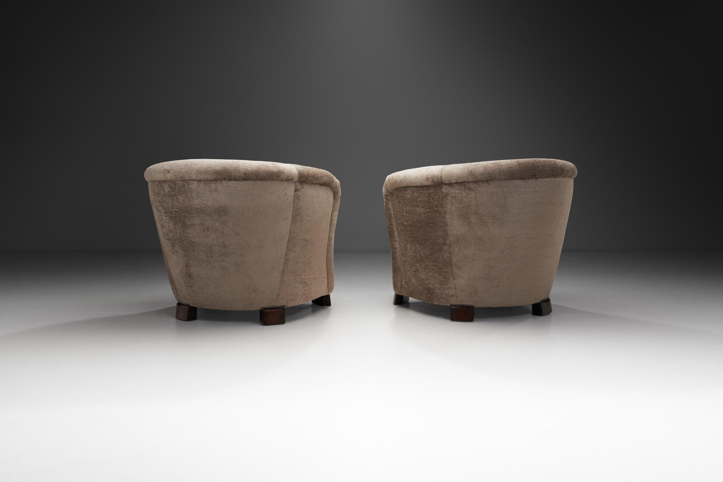 Metà XX secolo Coppia di sedie da salotto imbottite in stile Art Déco, Europa, 1940 ca.
