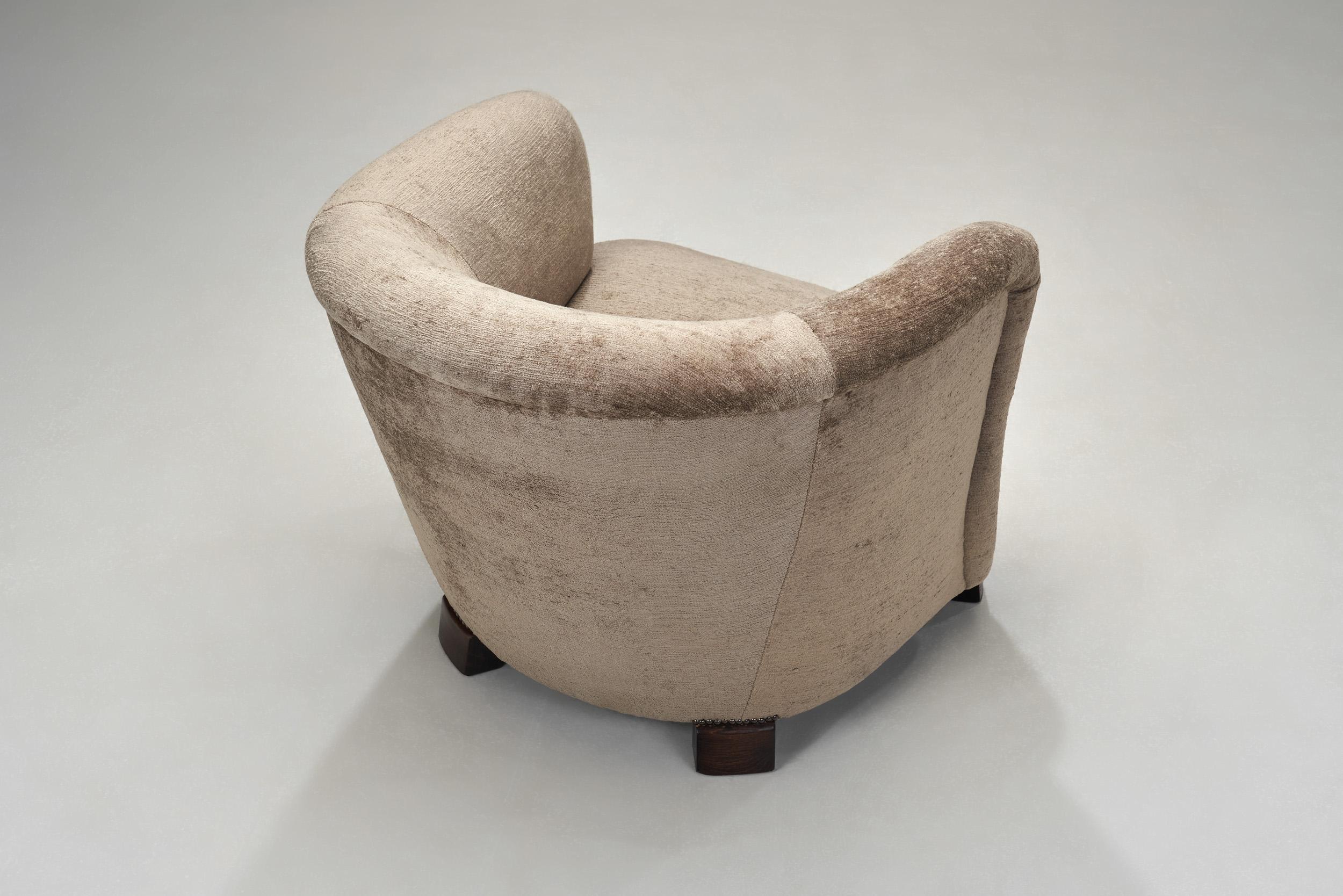 Tessuto Coppia di sedie da salotto imbottite in stile Art Déco, Europa, 1940 ca.