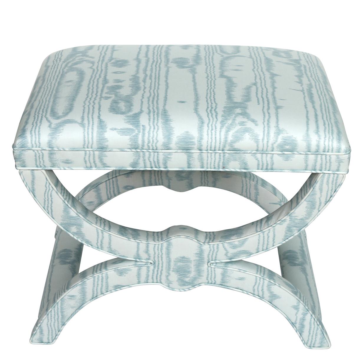 Un'elegante coppia di panche classiche in Curule, appena rivestite in un tessuto Quadrille Fabric blu e bianco con una stampa in faux bois. Le iconiche basi curve a X evocano una raffinatezza senza tempo, mentre la fresca tappezzeria aggiunge un