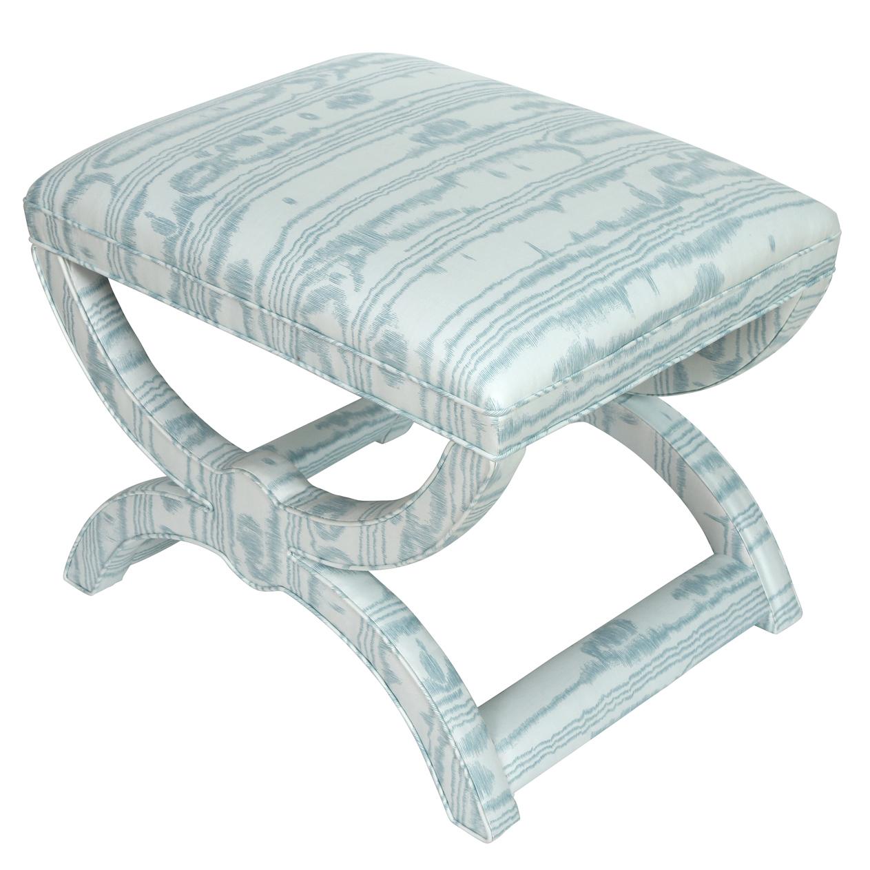 Coppia di panche imbottite blu Quadrille Curule In condizioni ottime in vendita a Locust Valley, NY