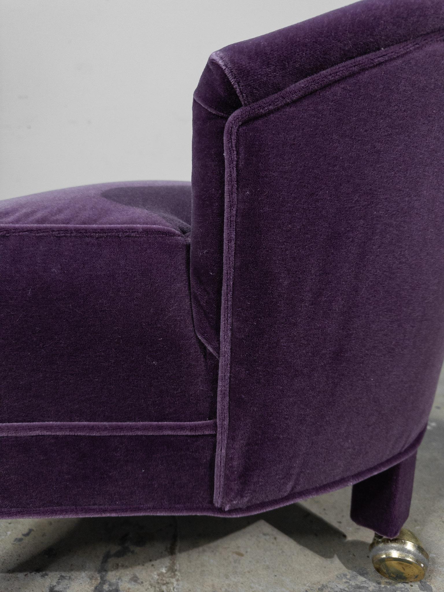 Paire de chaises rembourrées en velours violet sur roulettes en laiton en vente 5