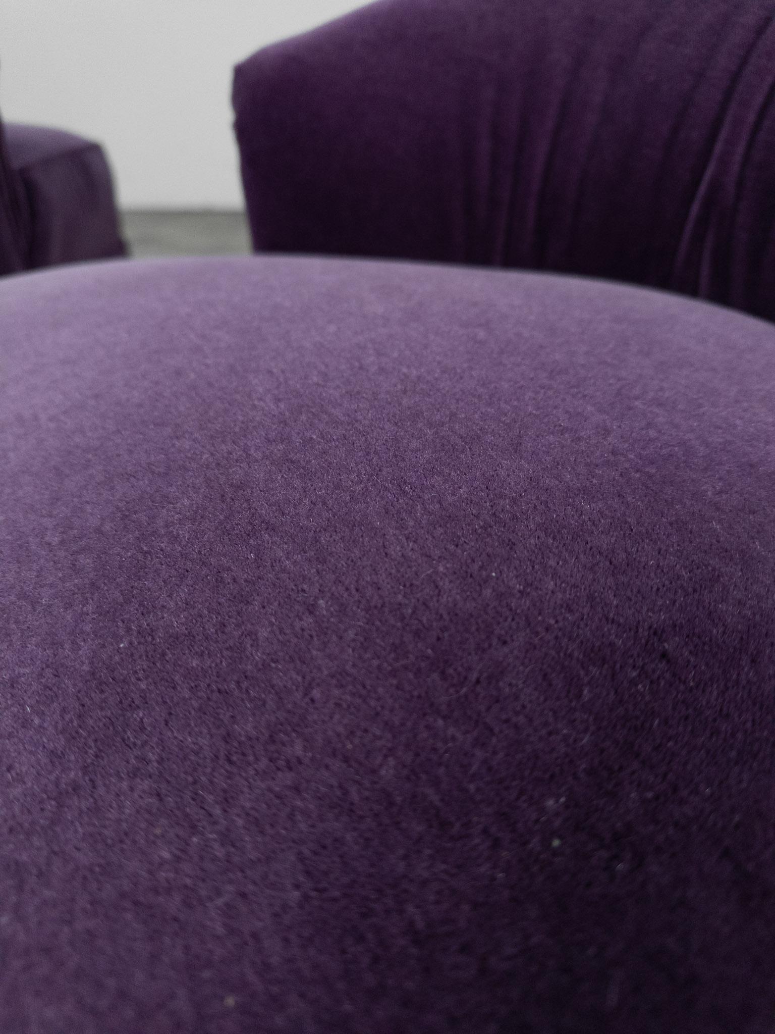 Paire de chaises rembourrées en velours violet sur roulettes en laiton en vente 6