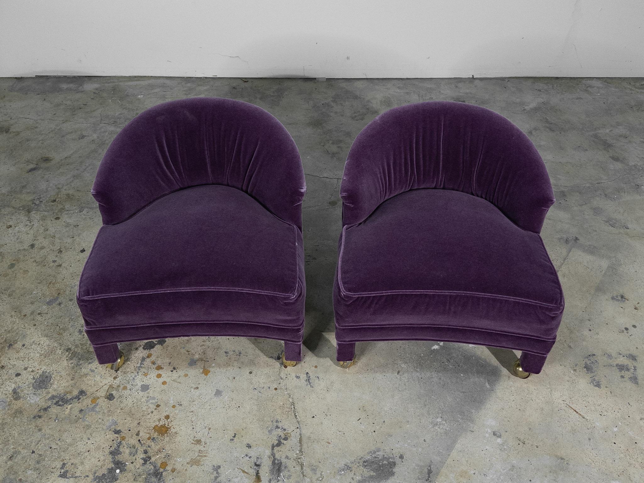 Ces élégantes chaises rembourrées constituent un ajout saisissant à tout espace, dégageant un charme luxueux et moderne. Les chaises sont recouvertes d'un somptueux velours violet, offrant une teinte riche et vibrante qui attire l'attention. Ce