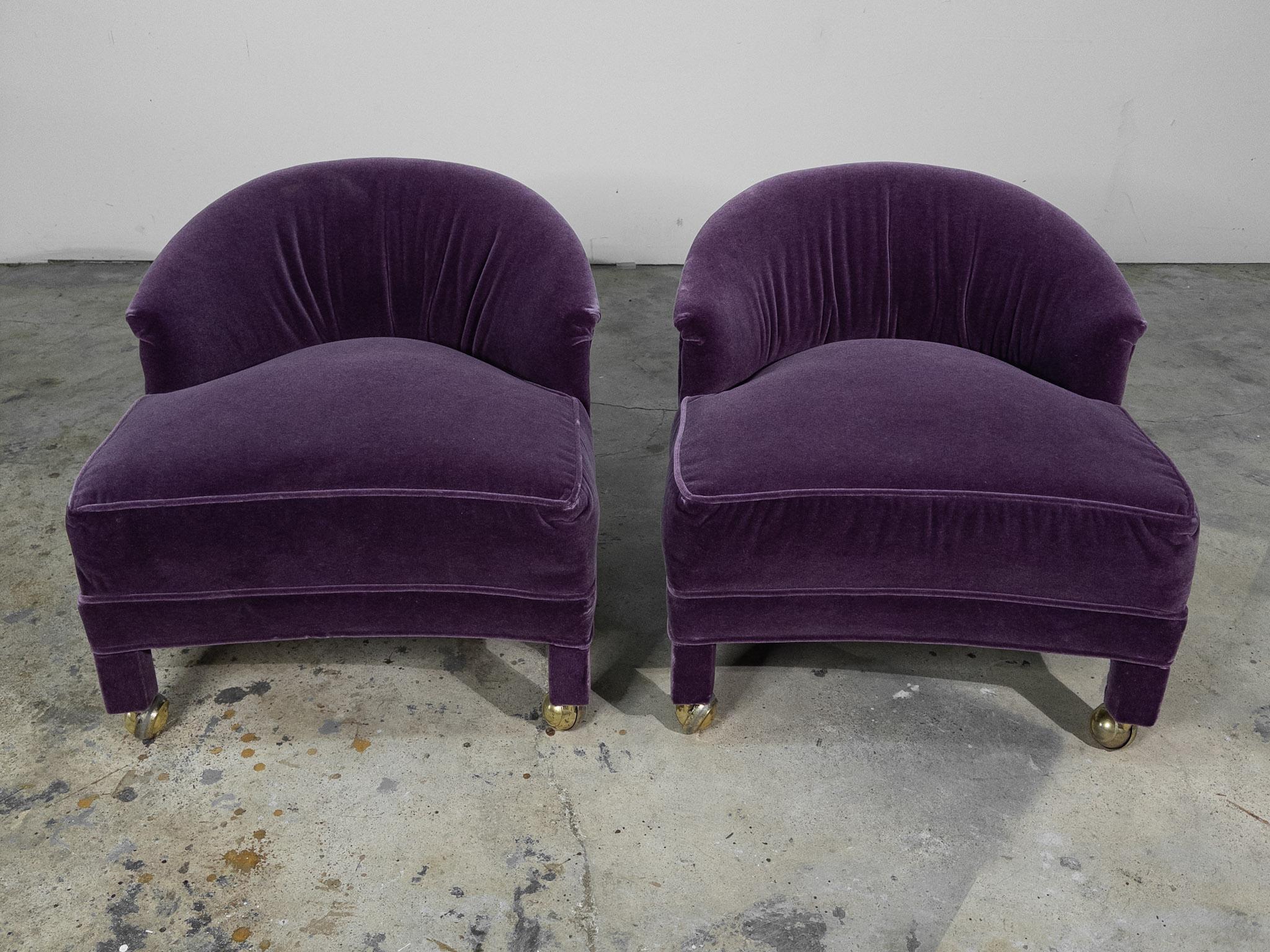 Américain Paire de chaises rembourrées en velours violet sur roulettes en laiton en vente