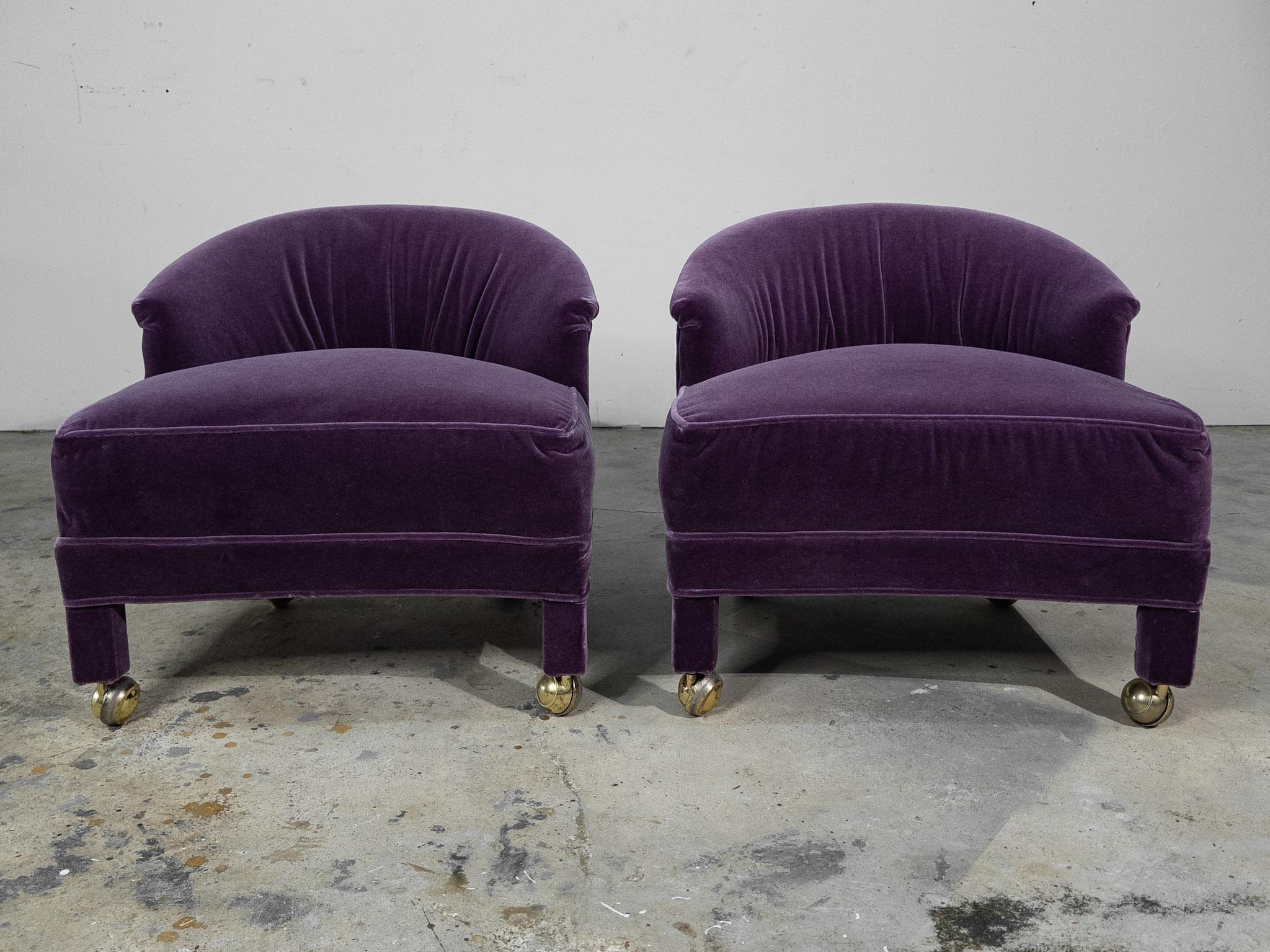Paire de chaises rembourrées en velours violet sur roulettes en laiton Bon état - En vente à Houston, TX