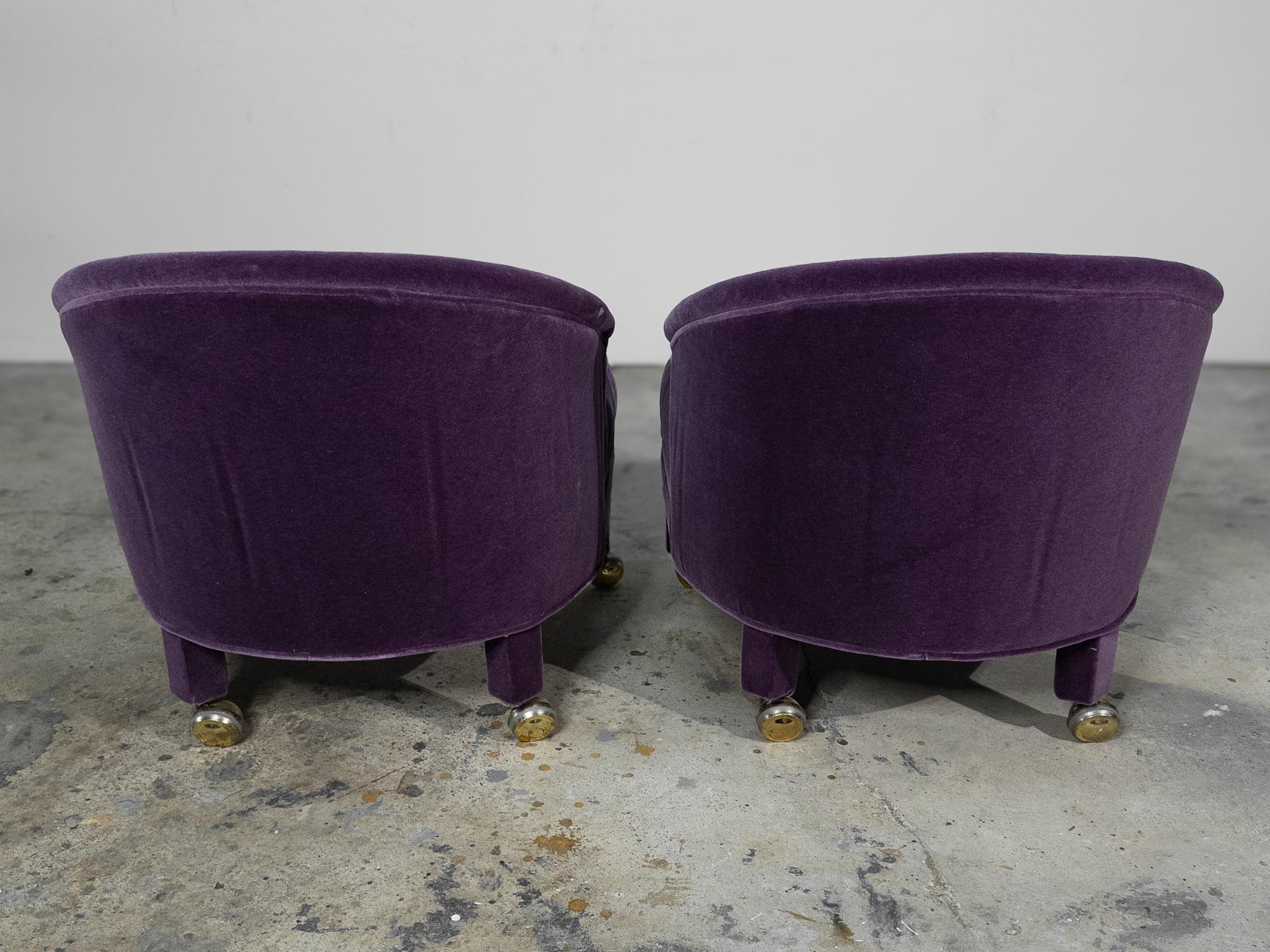 Paire de chaises rembourrées en velours violet sur roulettes en laiton en vente 1